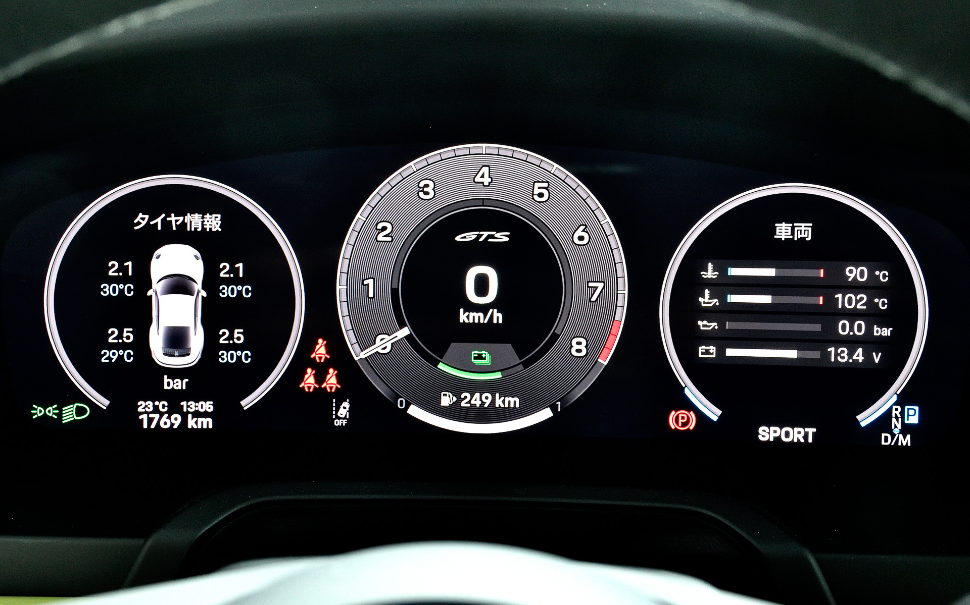 インテリアでは911に初めてフルデジタルのメーターパネルを装備したほか、12.6インチの曲面ディスプレイはレブカウンターを中央にレイアウトした伝統的なポルシェの5連メーターにインスパイアされたクラシックディスプレイを含め、最大7種類の表示を可能にしている