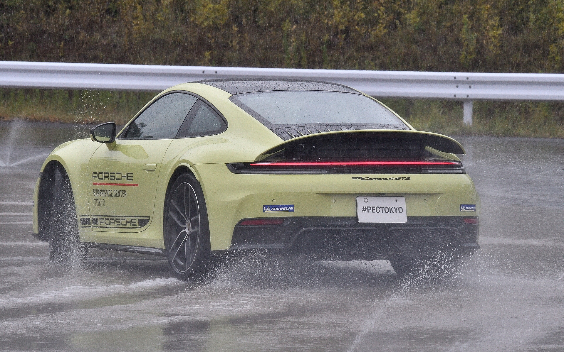 ウエット円旋回路では911 カレラ 4 GTSが四駆らしい動きを気持ちよくキープ