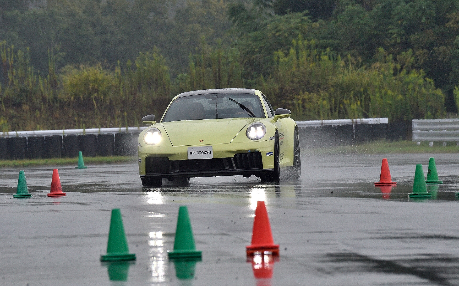 リアアクスルステアが生み出す俊敏さが際立つ