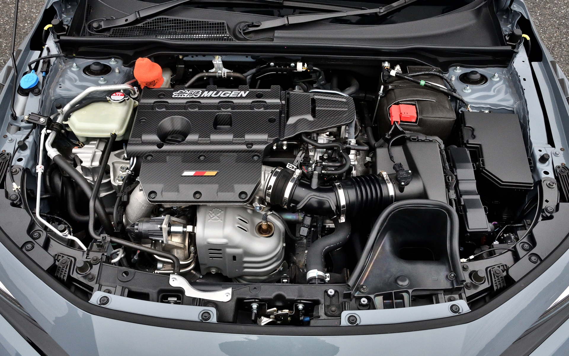 カーボンエンジンカバー＆チャンバーカバーセットは19万8000円。エンジンカバー単体は16万5000円（2026年1月下旬発売予定）