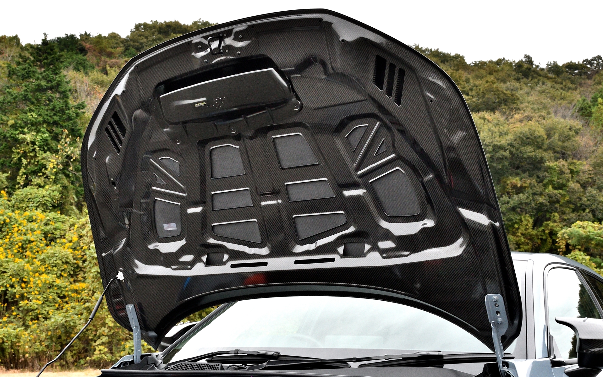 カーボンエアロボンネットは132万円（2026年3月下旬発売予定）。裏側の骨格もしっかり造形してある