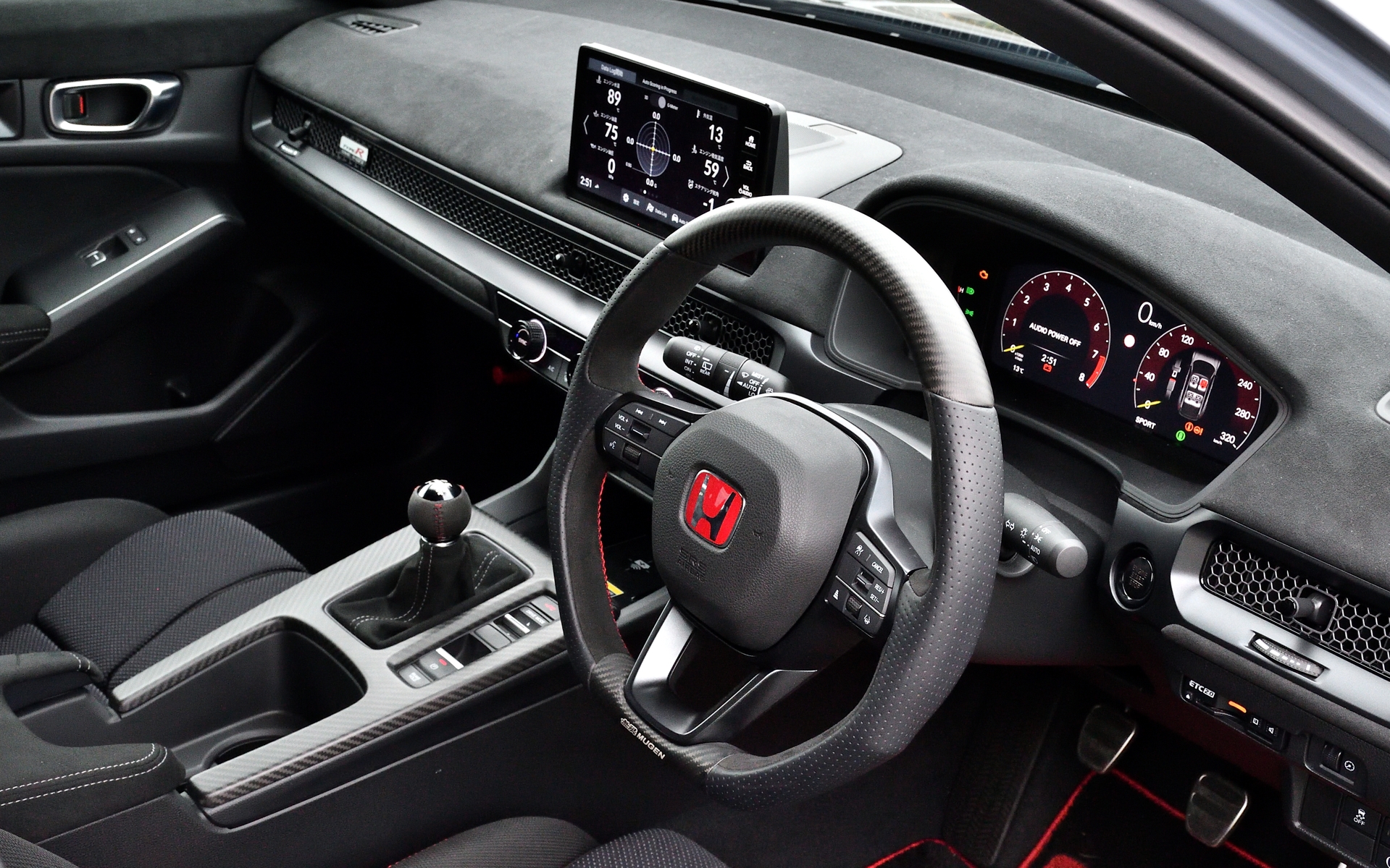 スポーツステアリングホイールは14万3000円。アルカンターラシフトノブは2万2000円。カーボンセンターコンソールパネルは7万1500円