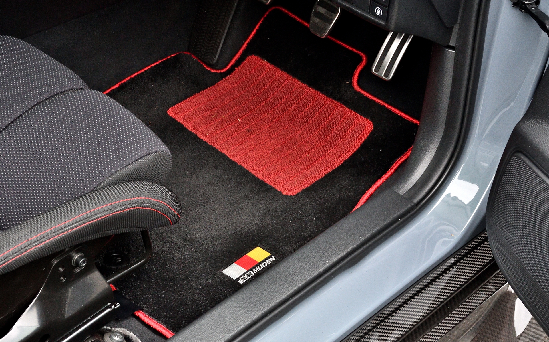 スポーツマット（ブラック×レッド）は5万6100円