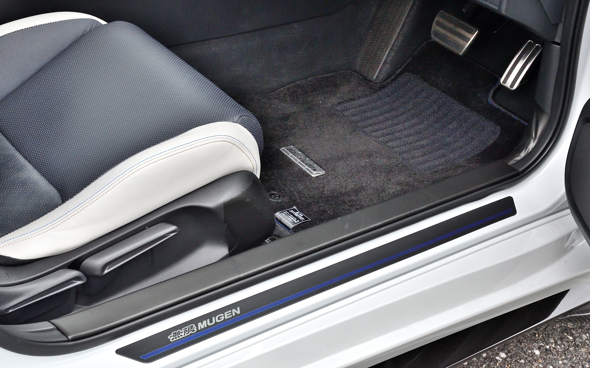 スポーツマットは4万6200円。スカッフプレートは2万9700円