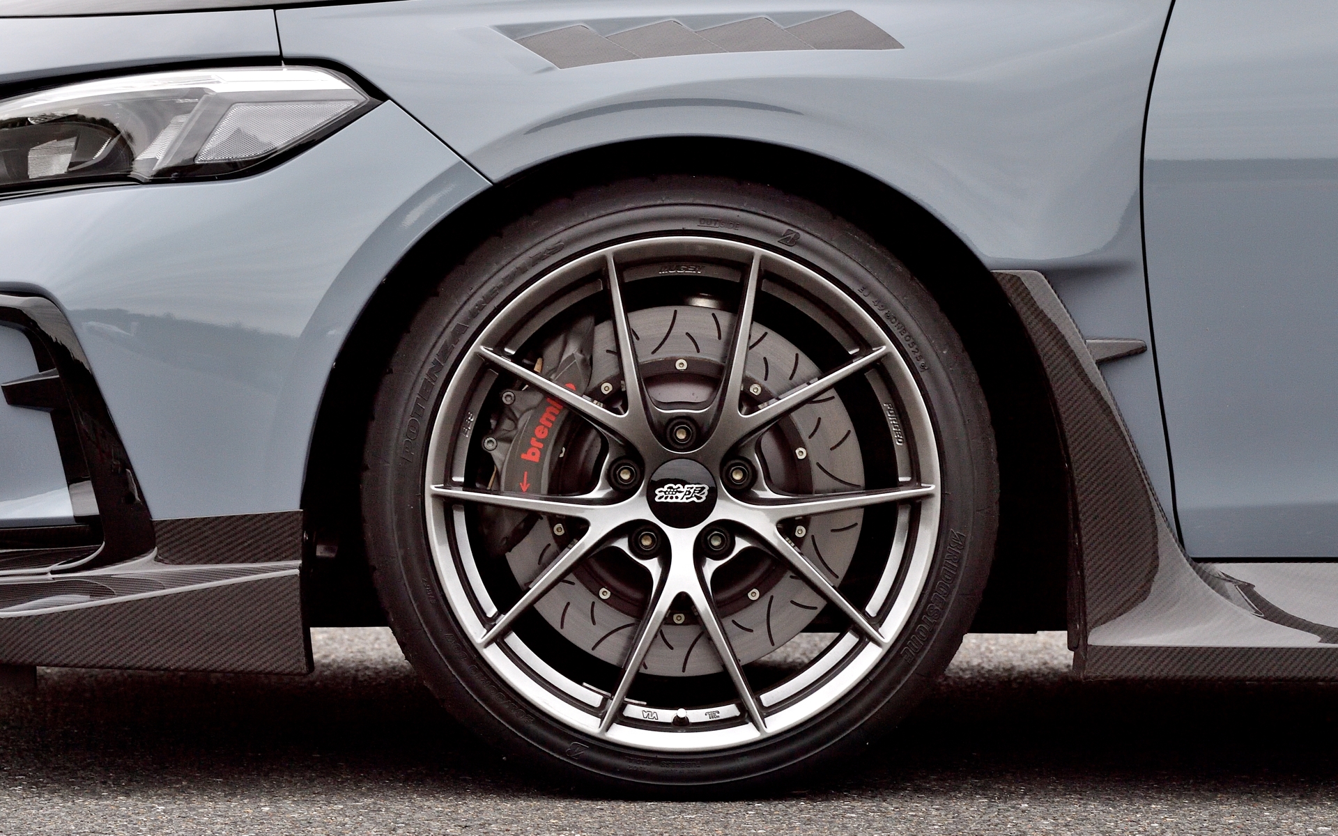 鍛造アルミホイール「FR10」は1本17万6000円。ハイパフォーマンスブレーキシステムは、FR用ブレーキキャリパー、ブレーキディスク、ブレーキパイプ、ブレーキパッド、RR用ブレーキパッドの左右セットで110万円（2026年2月下旬発売予定）