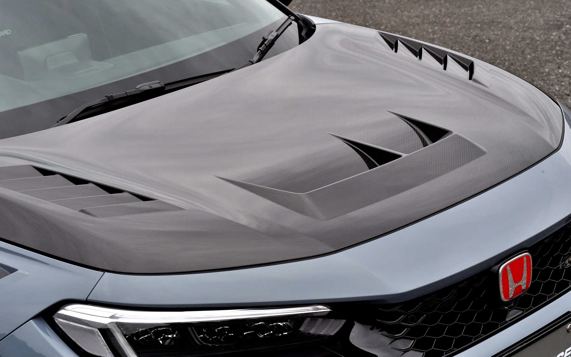 カーボンエアロボンネットは132万円（2026年3月下旬発売予定）。裏側の骨格もしっかり造形してある