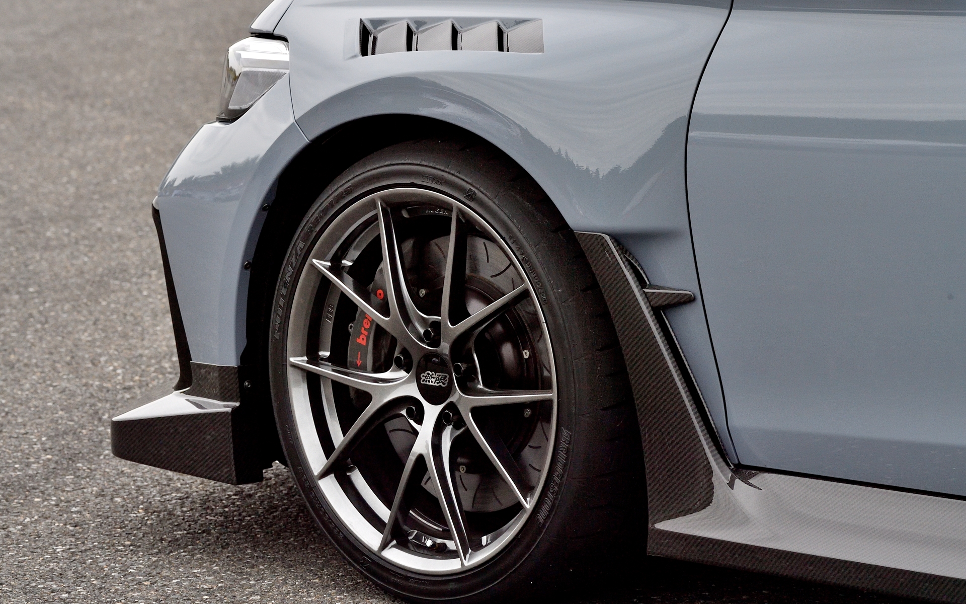 カーボンフロントエアロフェンダーは88万円（2026年3月下旬発売予定）