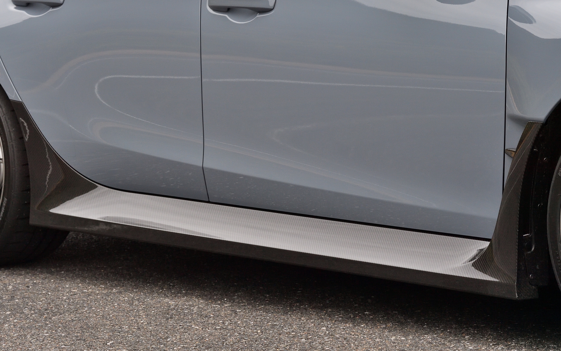 カーボンサイドスポイラーは165万円（2026年2月下旬発売予定）