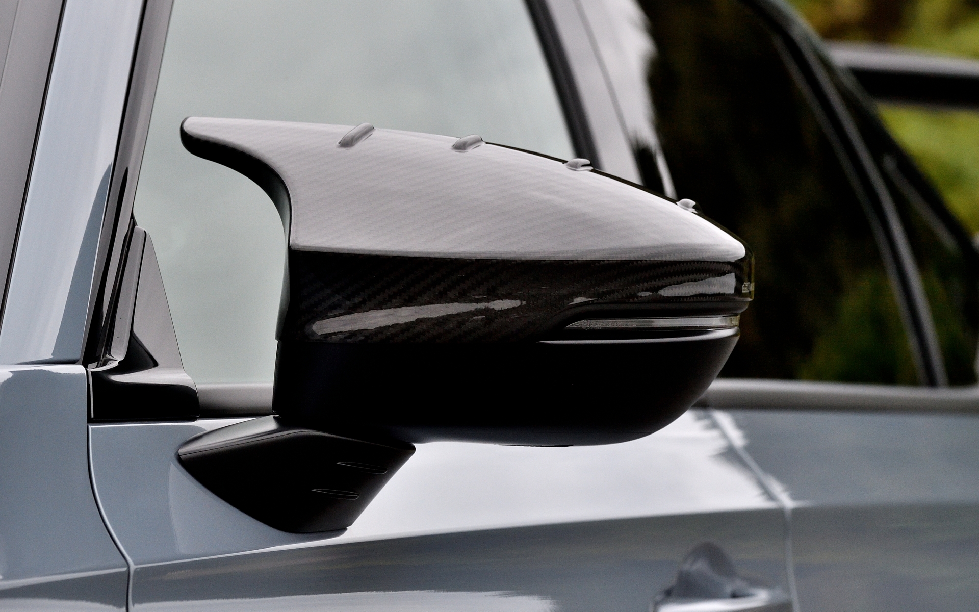 カーボンドアミラーカバーは11万円。ハイドロフィリックLEDミラーは5万5000円