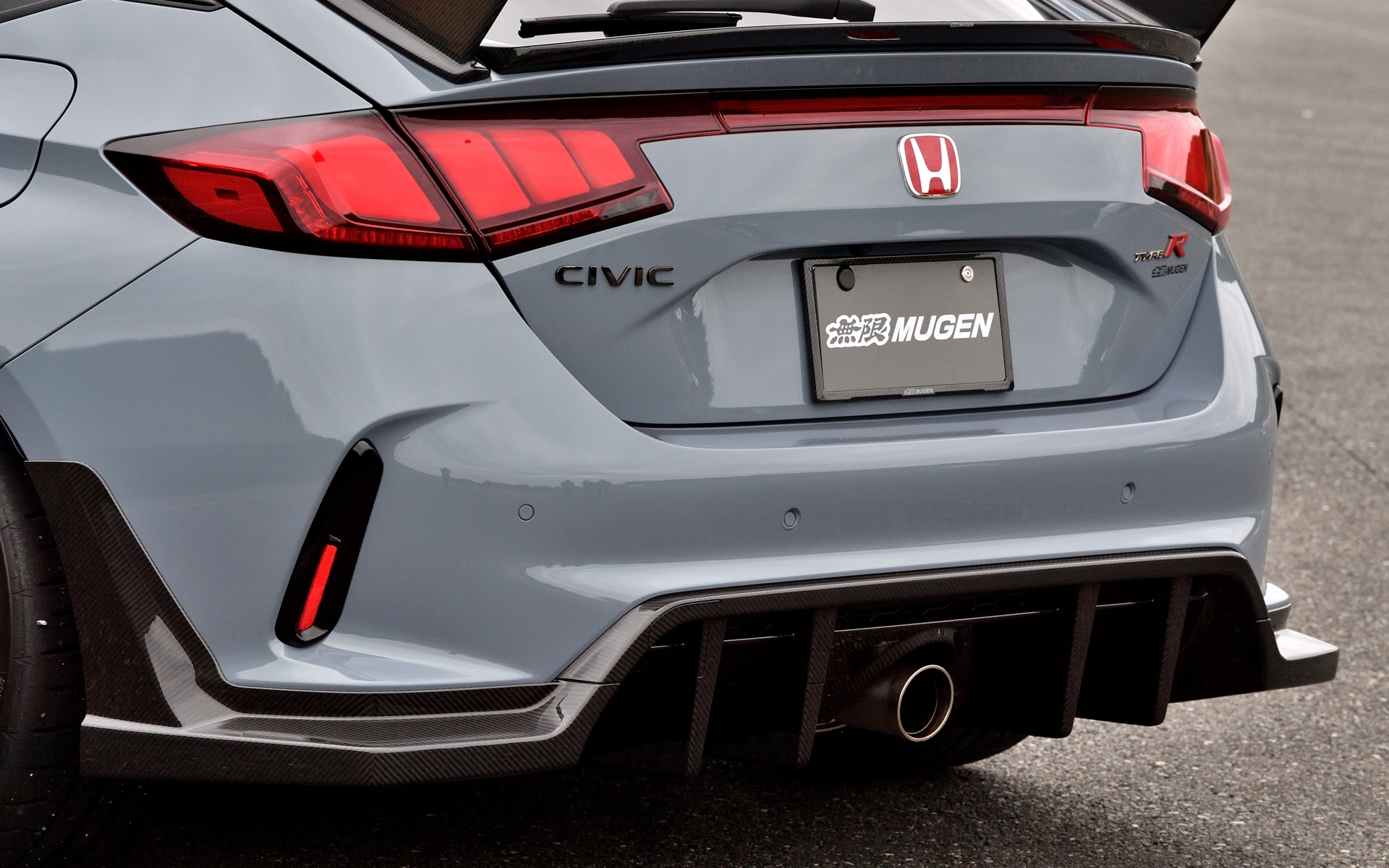 カーボンリアバンパーディフューザーは165万円（2026年3月下旬発売予定）