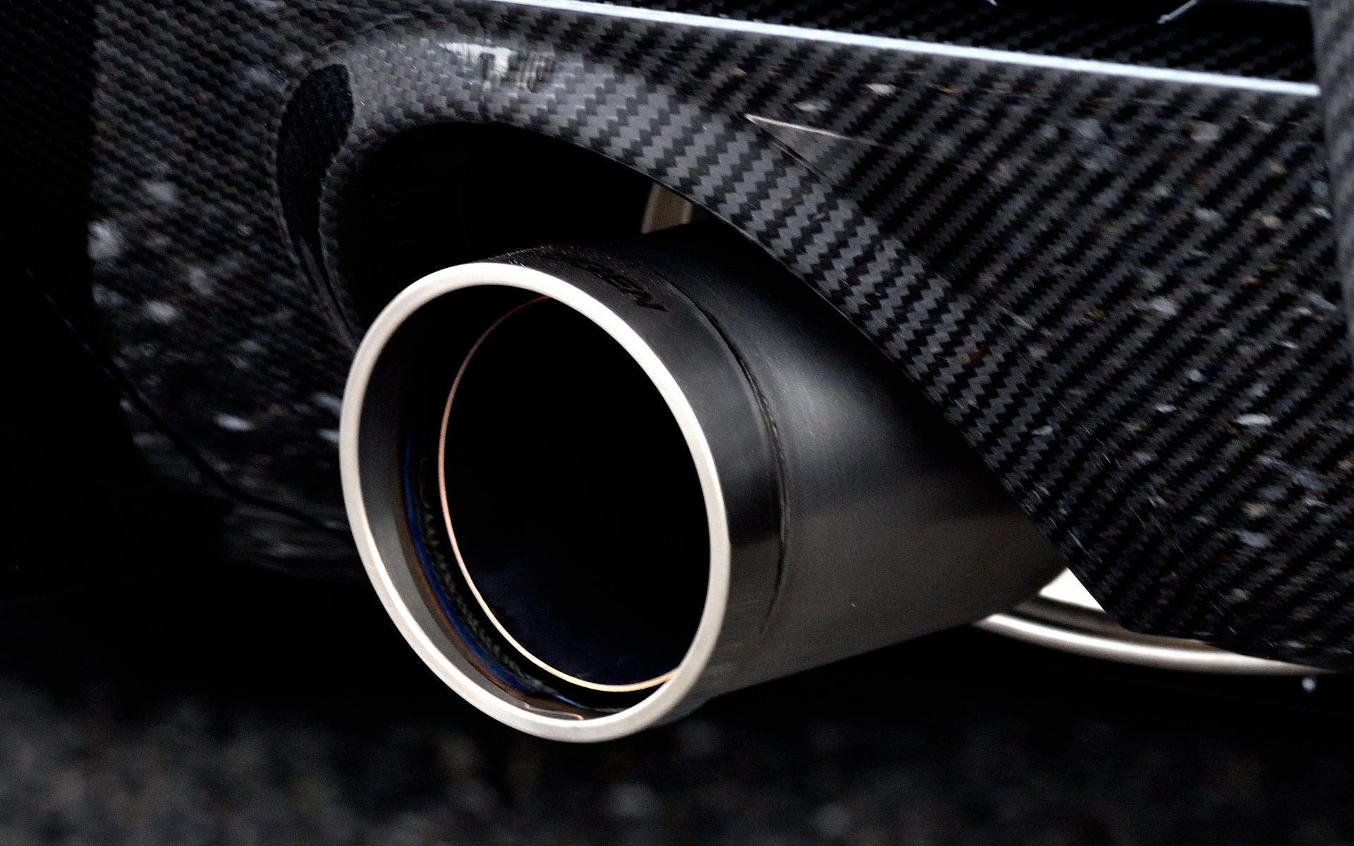 スポーツチタンエキゾーストシステムは、純正バンパー用ガーニッシュセットが88万円で、エキゾースト単体が82万5000円