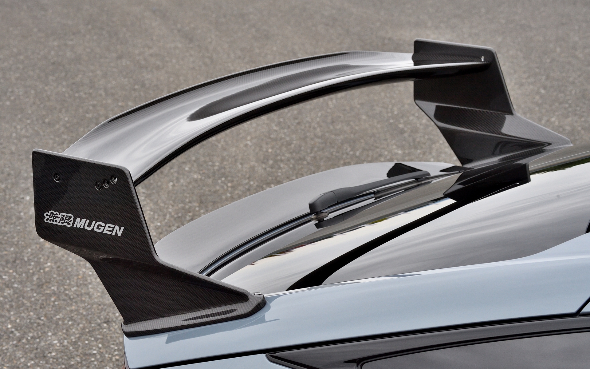 カーボンテールゲートスポイラーは22万円。カーボンリアウイングは110万円（2026年1月下旬発売予定）