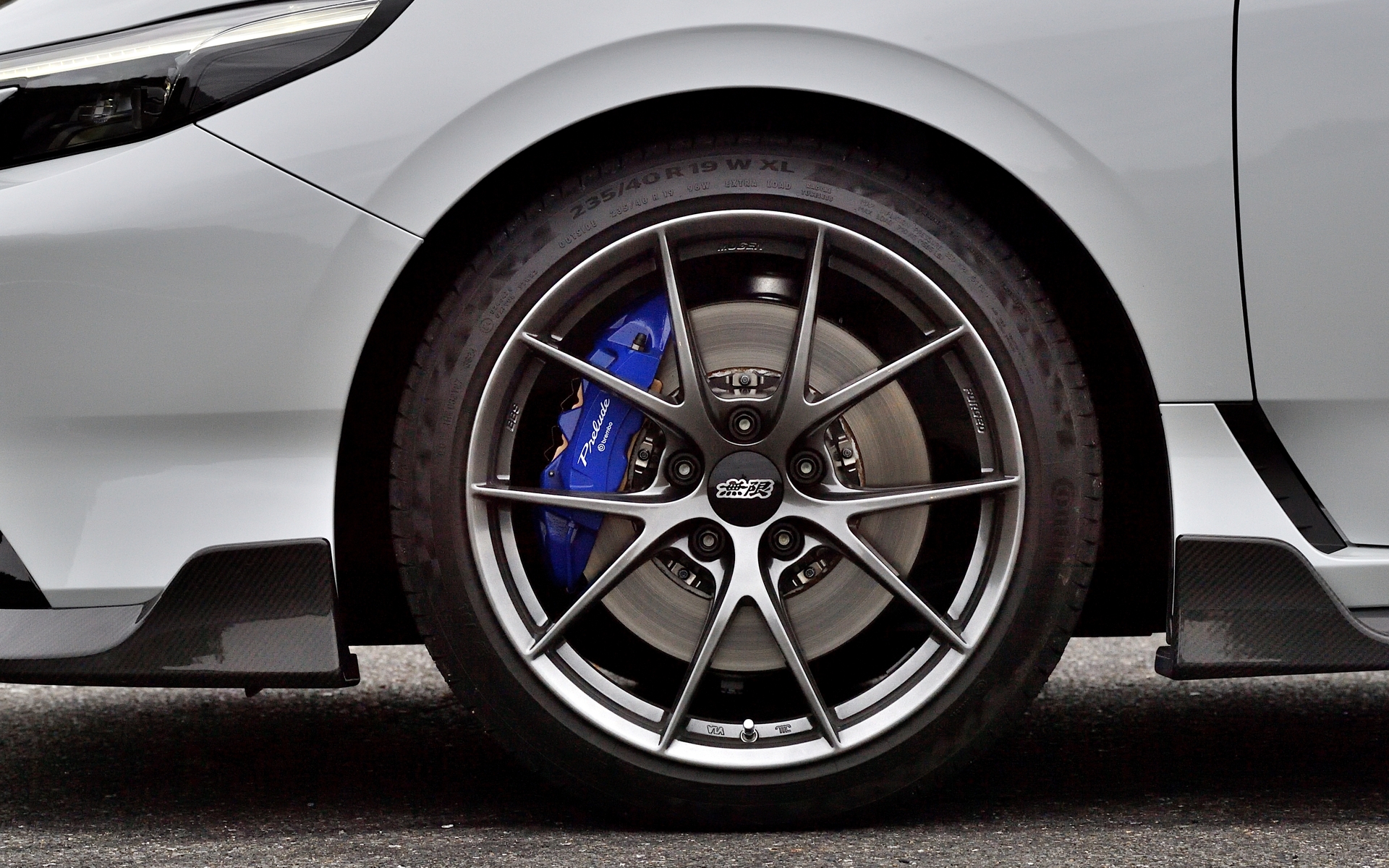 鍛造アルミホイール「FR10」は1本17万6000円。ブレーキパッドTYPE-Sはフロントが2万8600円、リアが2万4200円