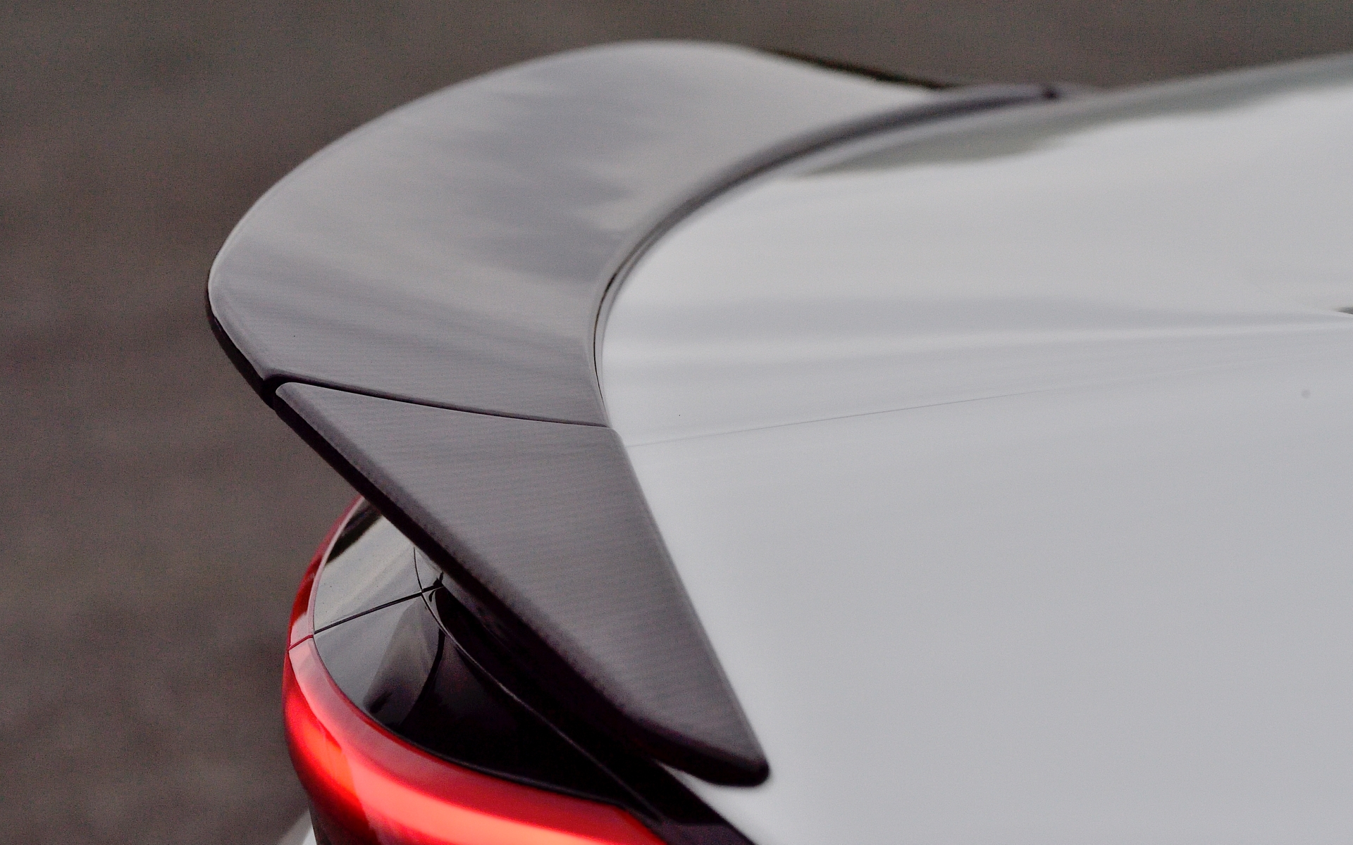 カーボンテールゲートスポイラーは価格未定（2026年年初発売予定）