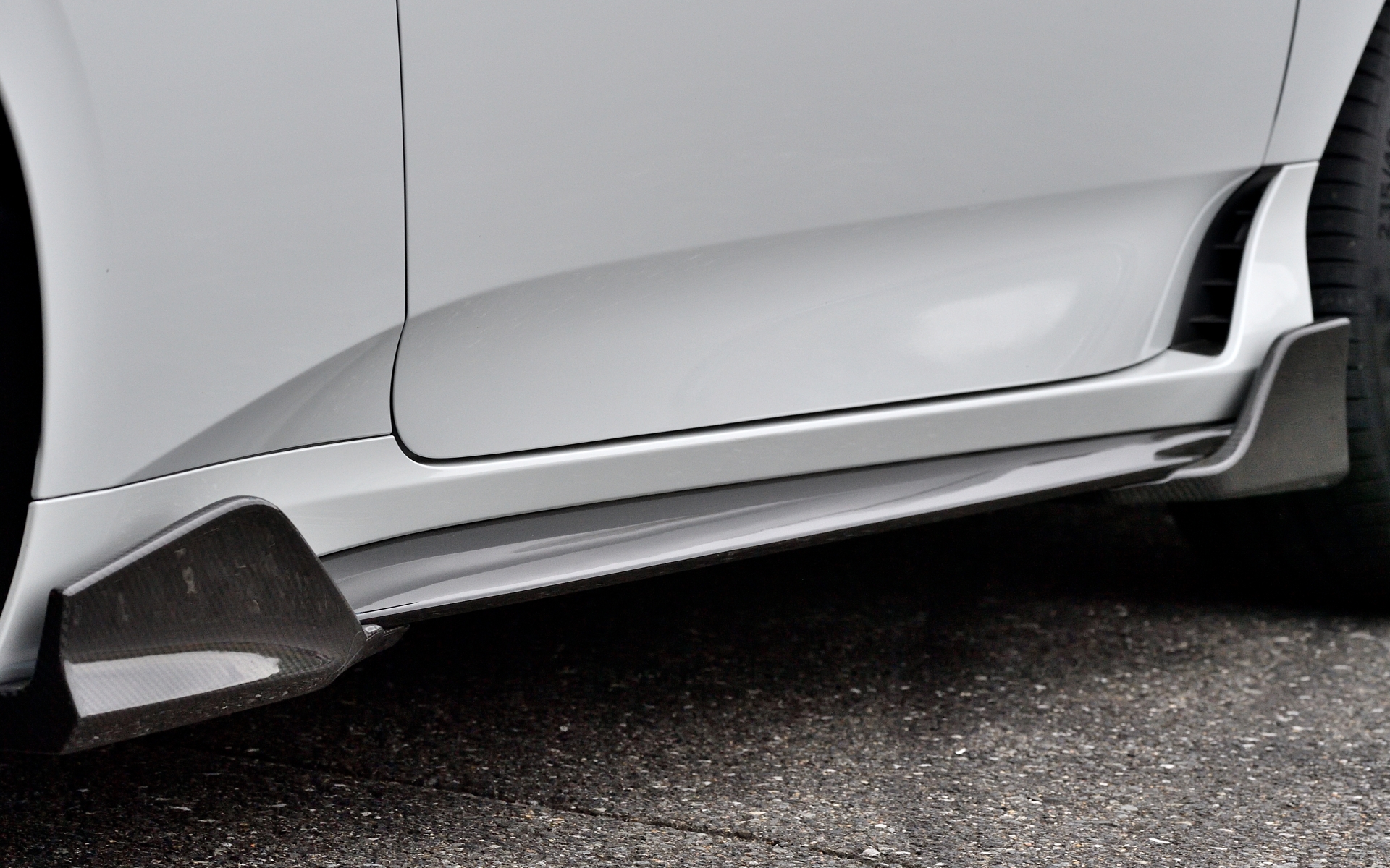 カーボンサイドガーニッシュは価格未定（2026年年初発売予定）