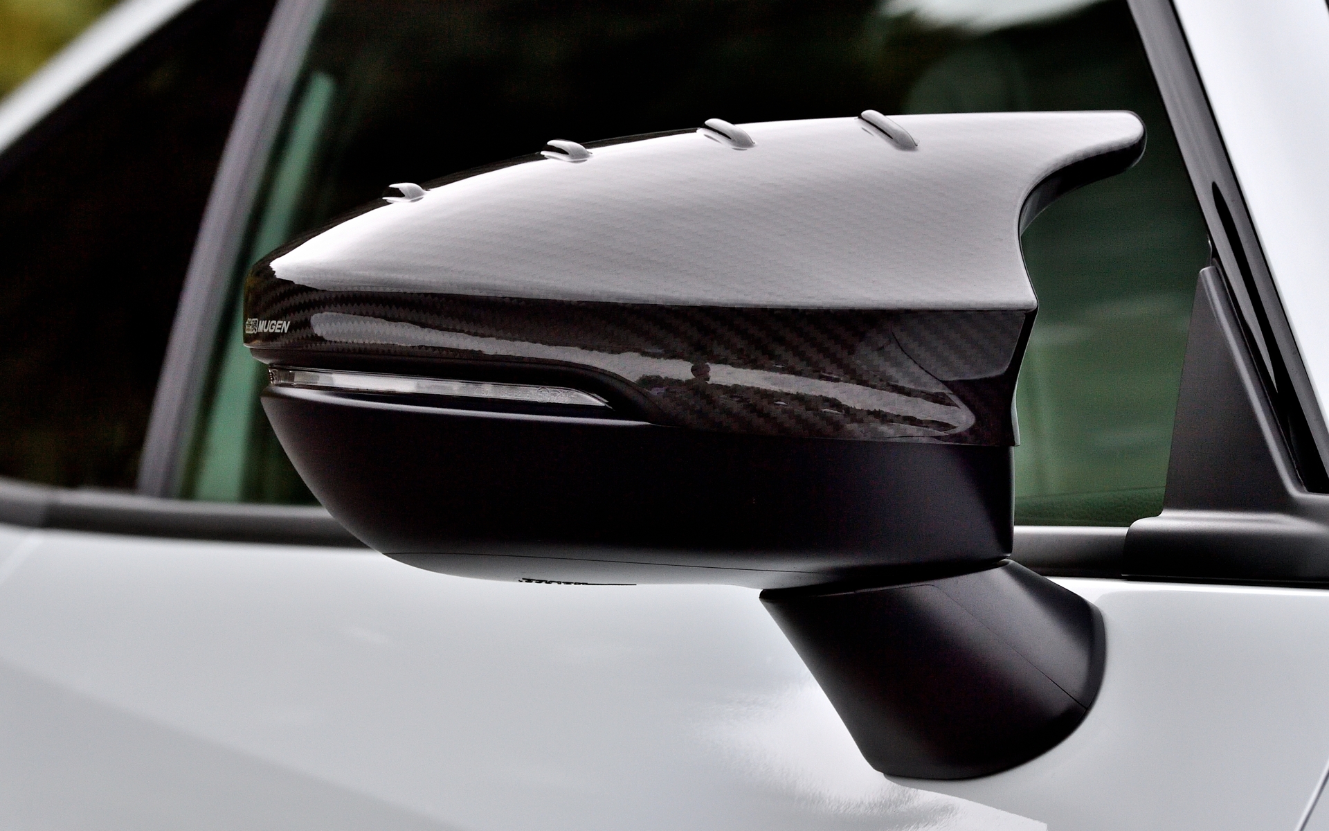 カーボンドアミラーカバーは11万円