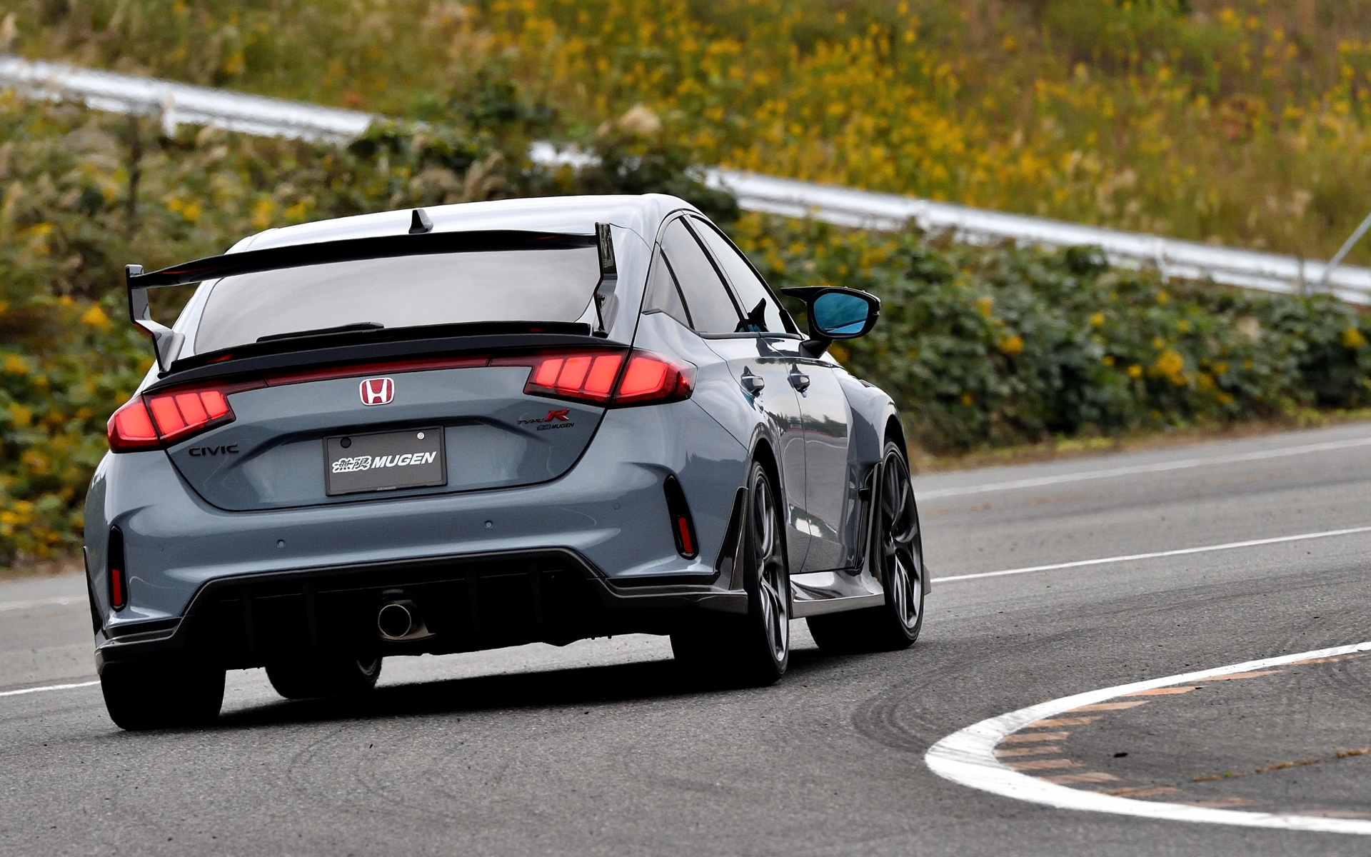 低く響く太いサウンドも迫力があっていい