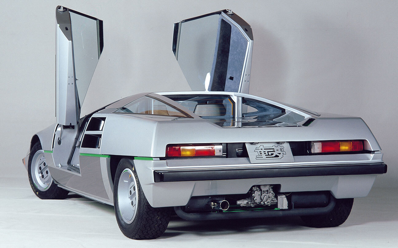 童夢-零のボディサイズは3980×1770×980mm（全長×全幅×全高）、ホイールベースは2400mm。車両重量は920kg。水冷直列6気筒SOHC 2753ccのエンジンを採用し、最高出力107kW（145PS）を発生する