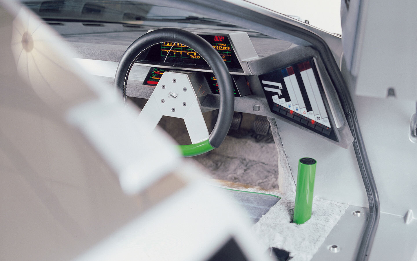 童夢-零のボディサイズは3980×1770×980mm（全長×全幅×全高）、ホイールベースは2400mm。車両重量は920kg。水冷直列6気筒SOHC 2753ccのエンジンを採用し、最高出力107kW（145PS）を発生する