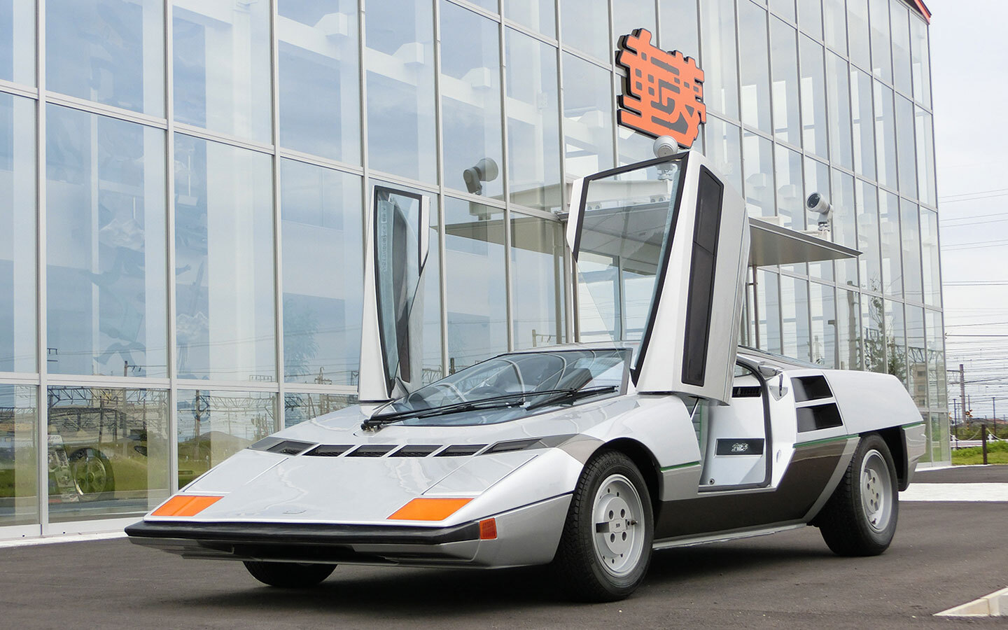 童夢-零のボディサイズは3980×1770×980mm（全長×全幅×全高）、ホイールベースは2400mm。車両重量は920kg。水冷直列6気筒SOHC 2753ccのエンジンを採用し、最高出力107kW（145PS）を発生する