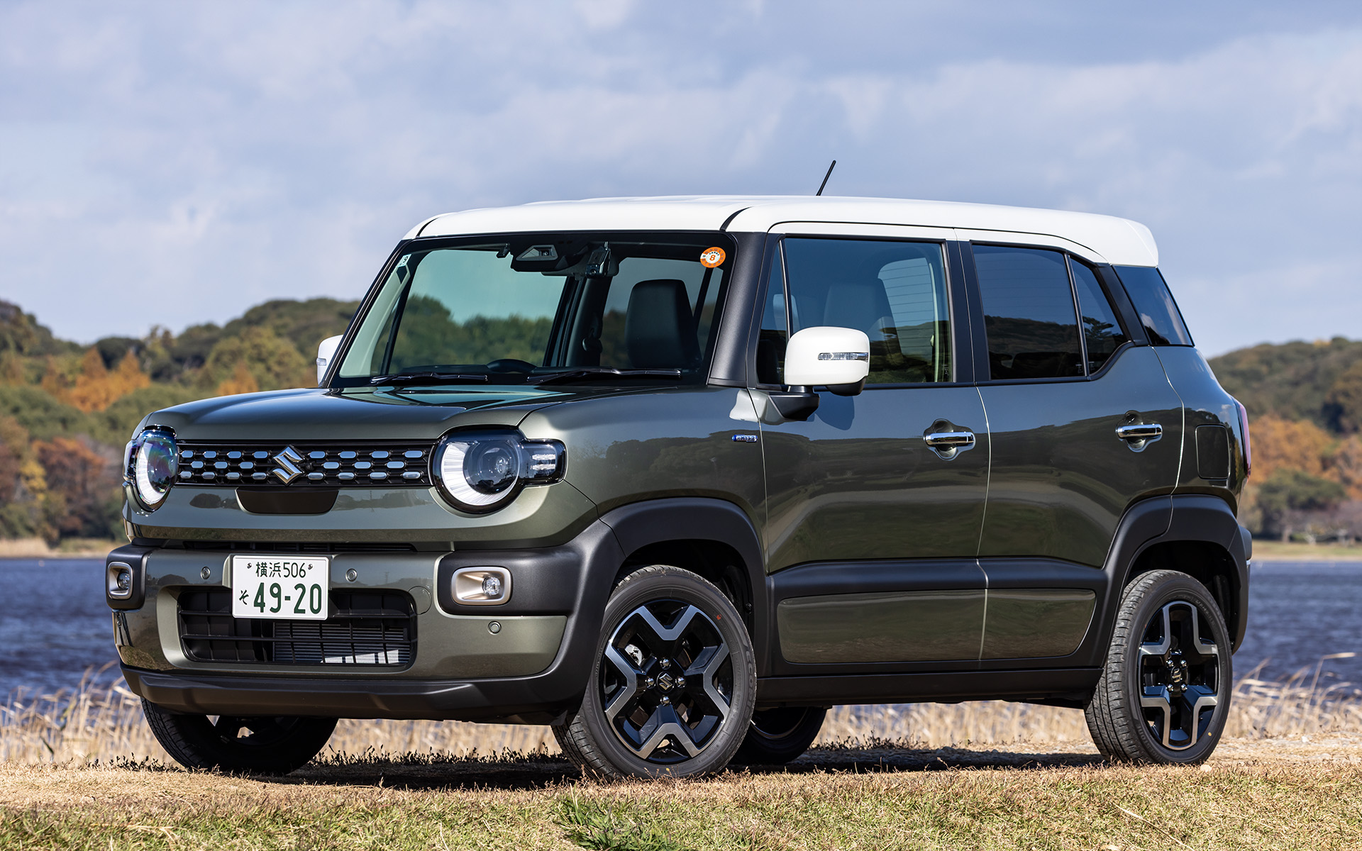 今回試乗したのはクロスビー HYBRID MZ（タフカーキパールメタリック ホワイト2トーンルーフ）の4WDモデル。ボディサイズは3760×1670×1705mm（全長×全幅×全高）、ホイールベースは2435mm、最低地上高は180mmを確保している