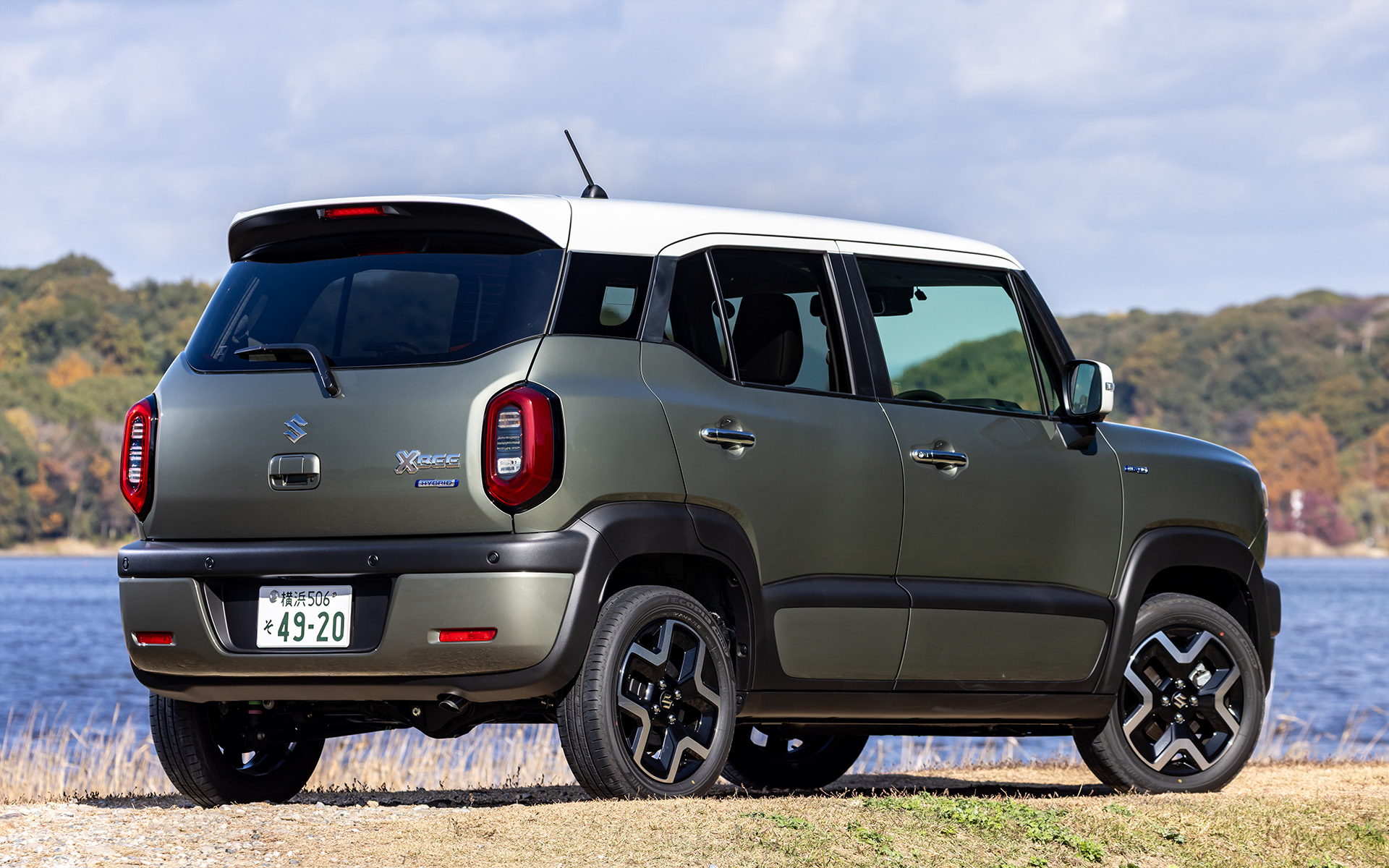 今回試乗したのはクロスビー HYBRID MZ（タフカーキパールメタリック ホワイト2トーンルーフ）の4WDモデル。ボディサイズは3760×1670×1705mm（全長×全幅×全高）、ホイールベースは2435mm、最低地上高は180mmを確保している