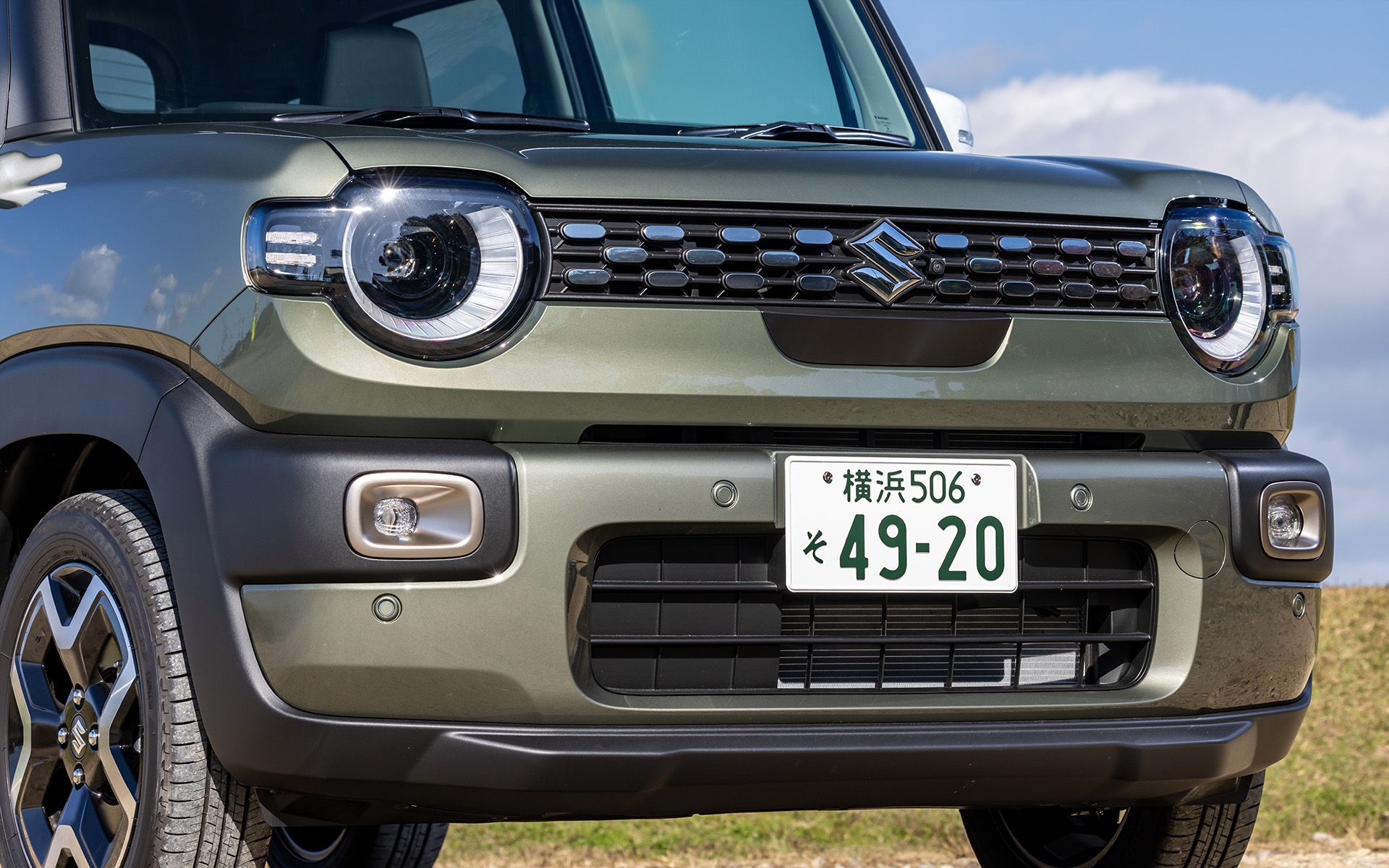 エクステリアデザインは、角を丸めた四角をモチーフにしてSUVらしい力強さを表現