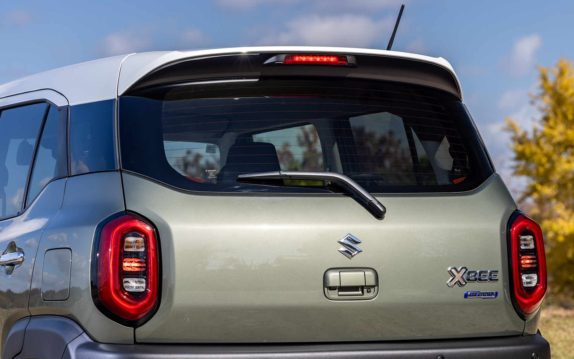 エクステリアデザインは、角を丸めた四角をモチーフにしてSUVらしい力強さを表現