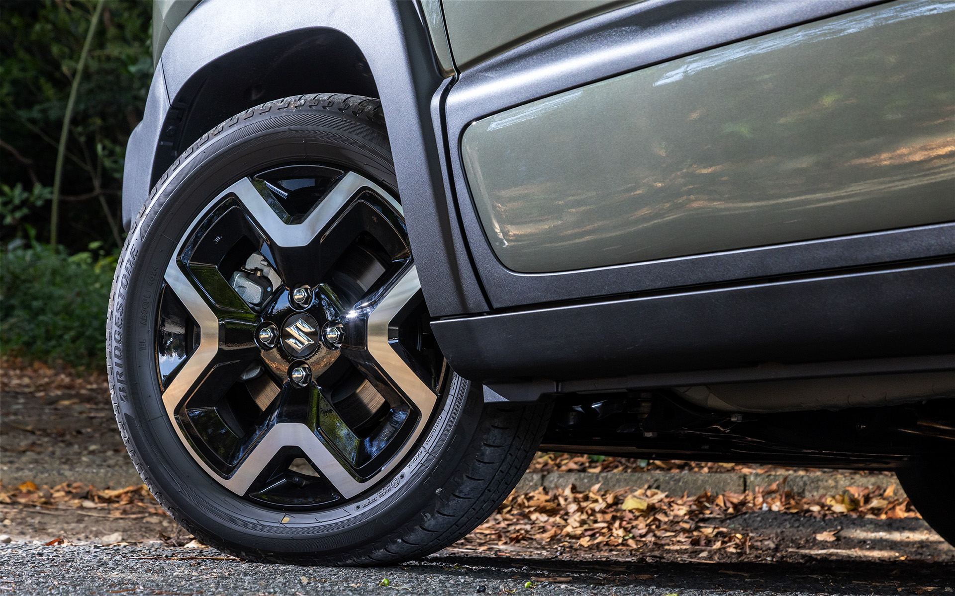 クロスビーのXをモチーフとしたアルミホイール。タイヤは175/60R16 82Hサイズのブリヂストン「エコピア EP150」を装着