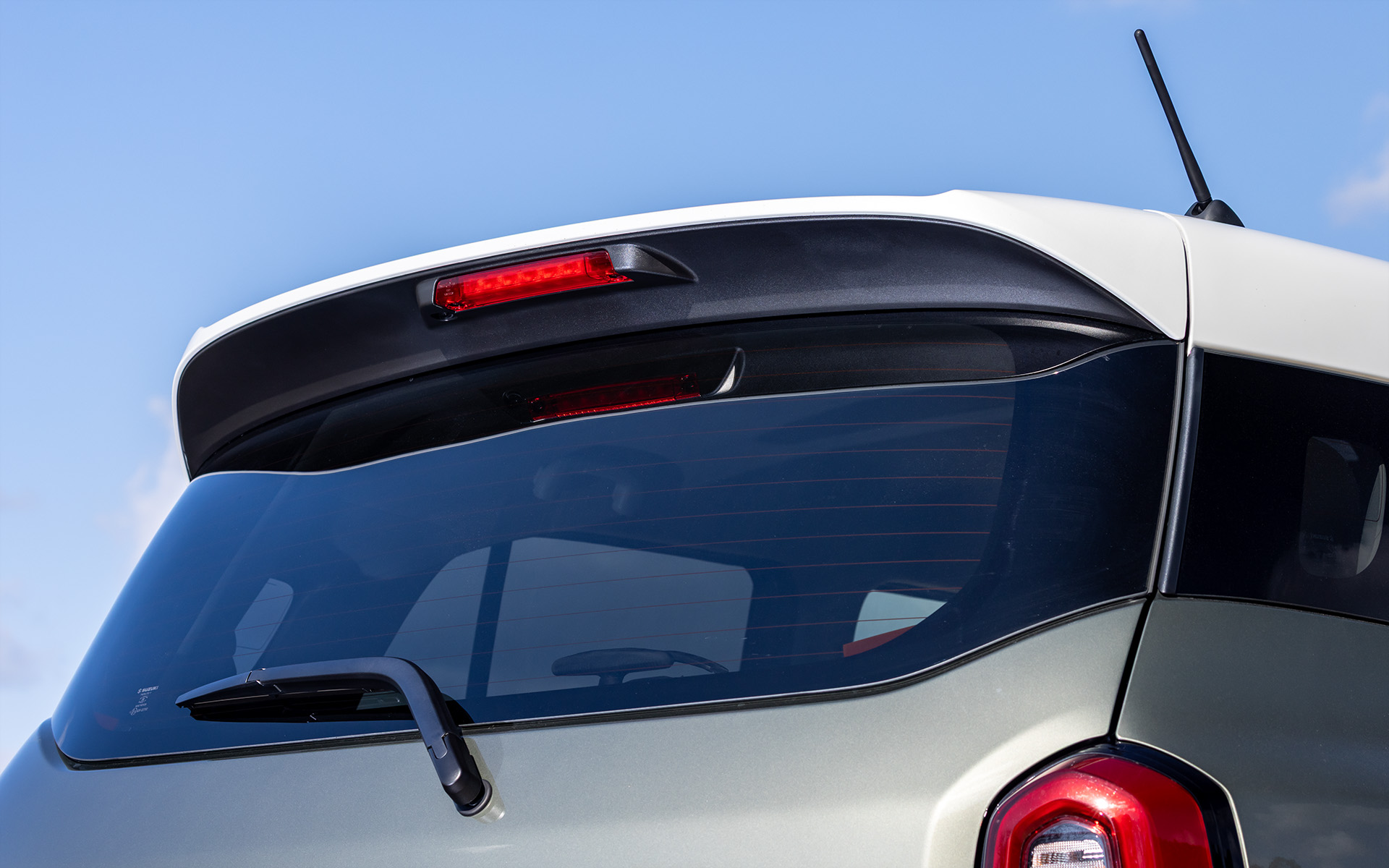 颯爽とした印象を与えるルーフエンドスポイラーを装着