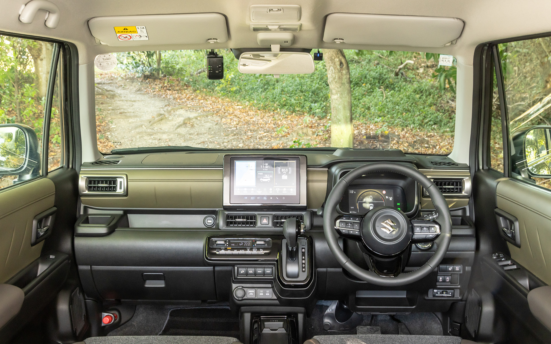 クロスビー HYBRID MZのインテリア。ステアリングホイールとシフトノブは本革巻きとなる