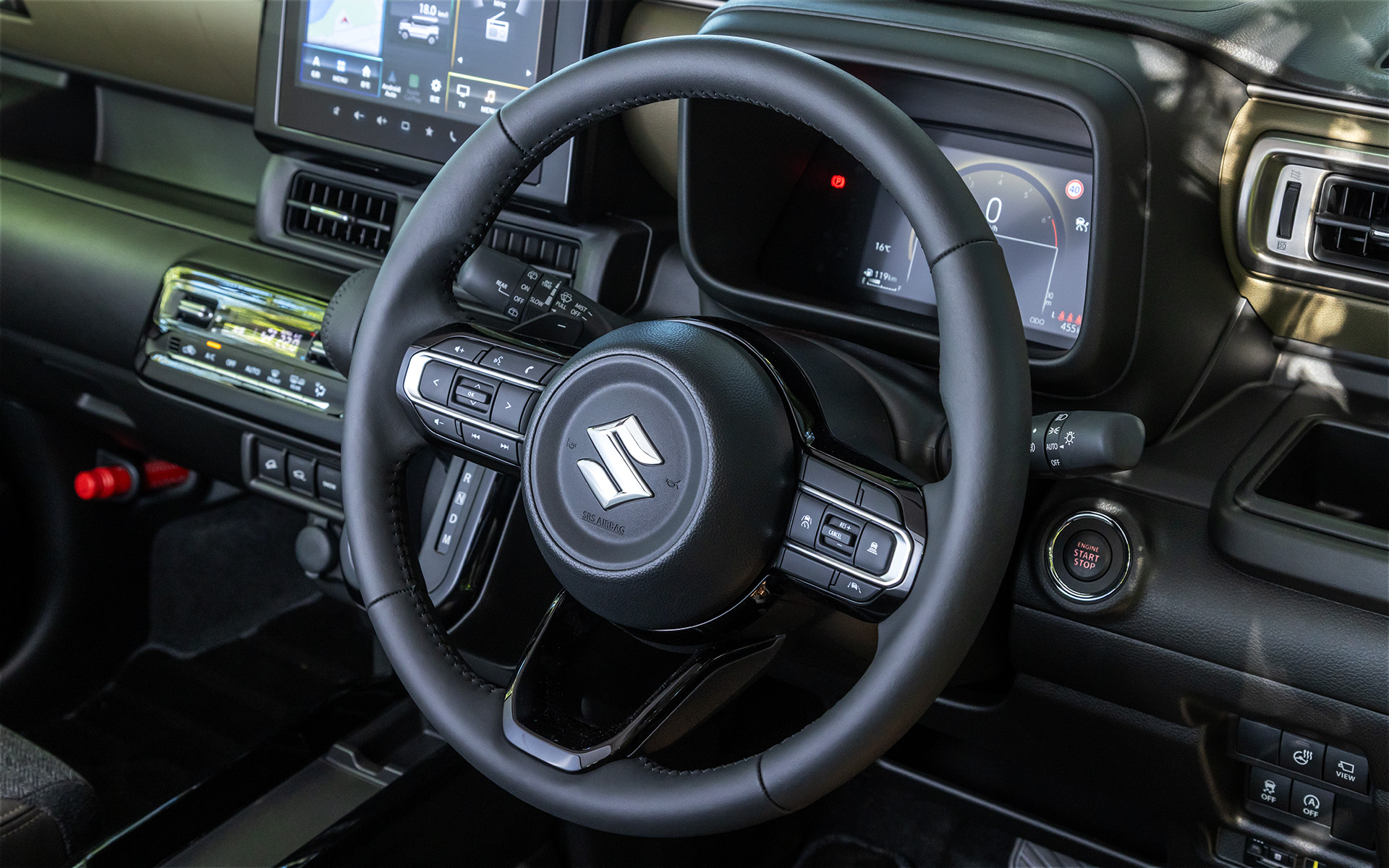 クロスビー HYBRID MZのインテリア。ステアリングホイールとシフトノブは本革巻きとなる