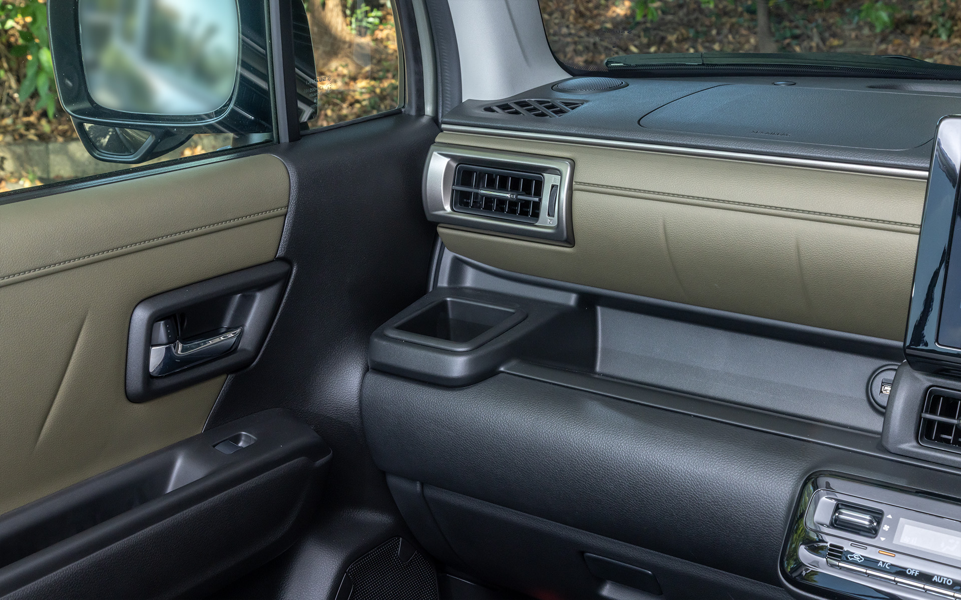 2段式のセンターコンソールや、センターコンソールアッパートレー、大型のドリンクホルダーなど、使い勝手のよい収納を多く備える。HYBRID MZのアップグレードパッケージ装着車はカラーがサファリカーキとなるドアパネルやインパネには、肌触りのよさそうなレザー素材が用いられているように見えるが、実は樹脂製。革だと思って触ると固くてびっくりする