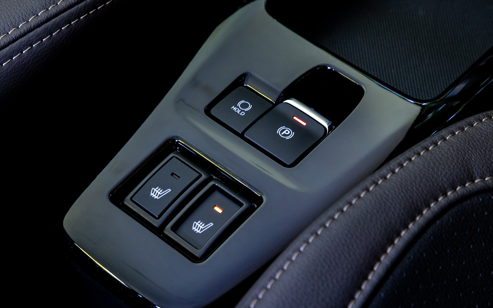 シートヒーターは全グレードで標準装備。ステアリングヒーターはHYBRID MZの専用装備となる