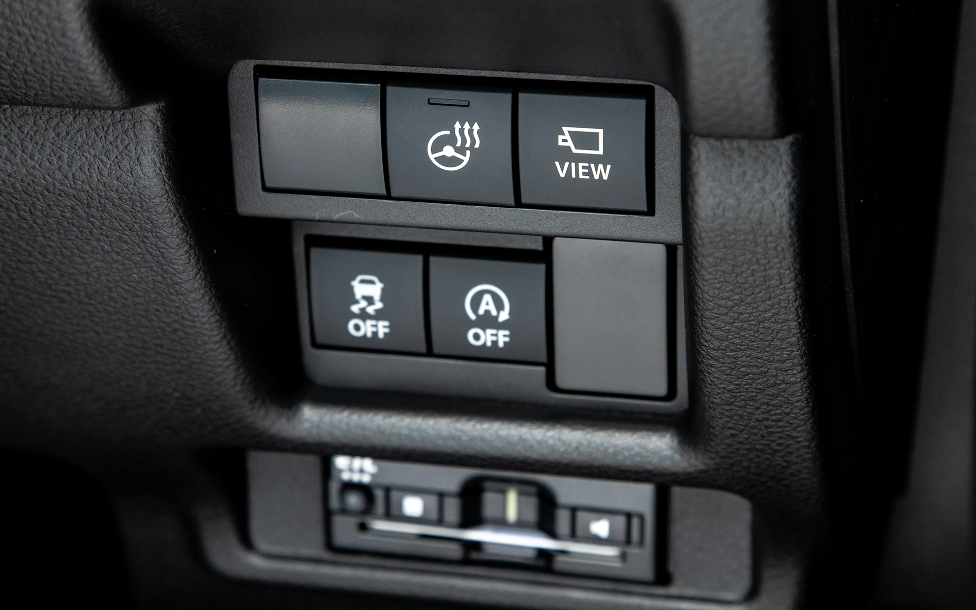 シートヒーターは全グレードで標準装備。ステアリングヒーターはHYBRID MZの専用装備となる