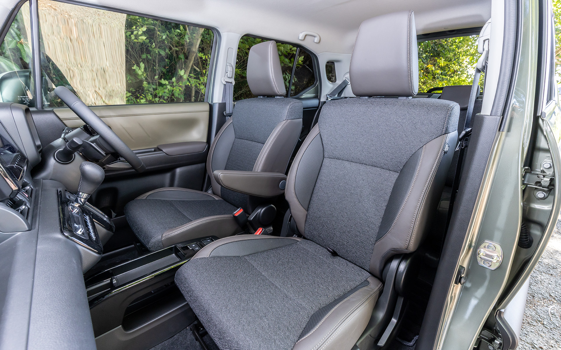 HYBRID MZのアップグレードパッケージ装着車はブラウンステッチ入りのレザー調＆撥水ファブリックシートを採用。リアシートは165mmのスライドやリクライニングができる