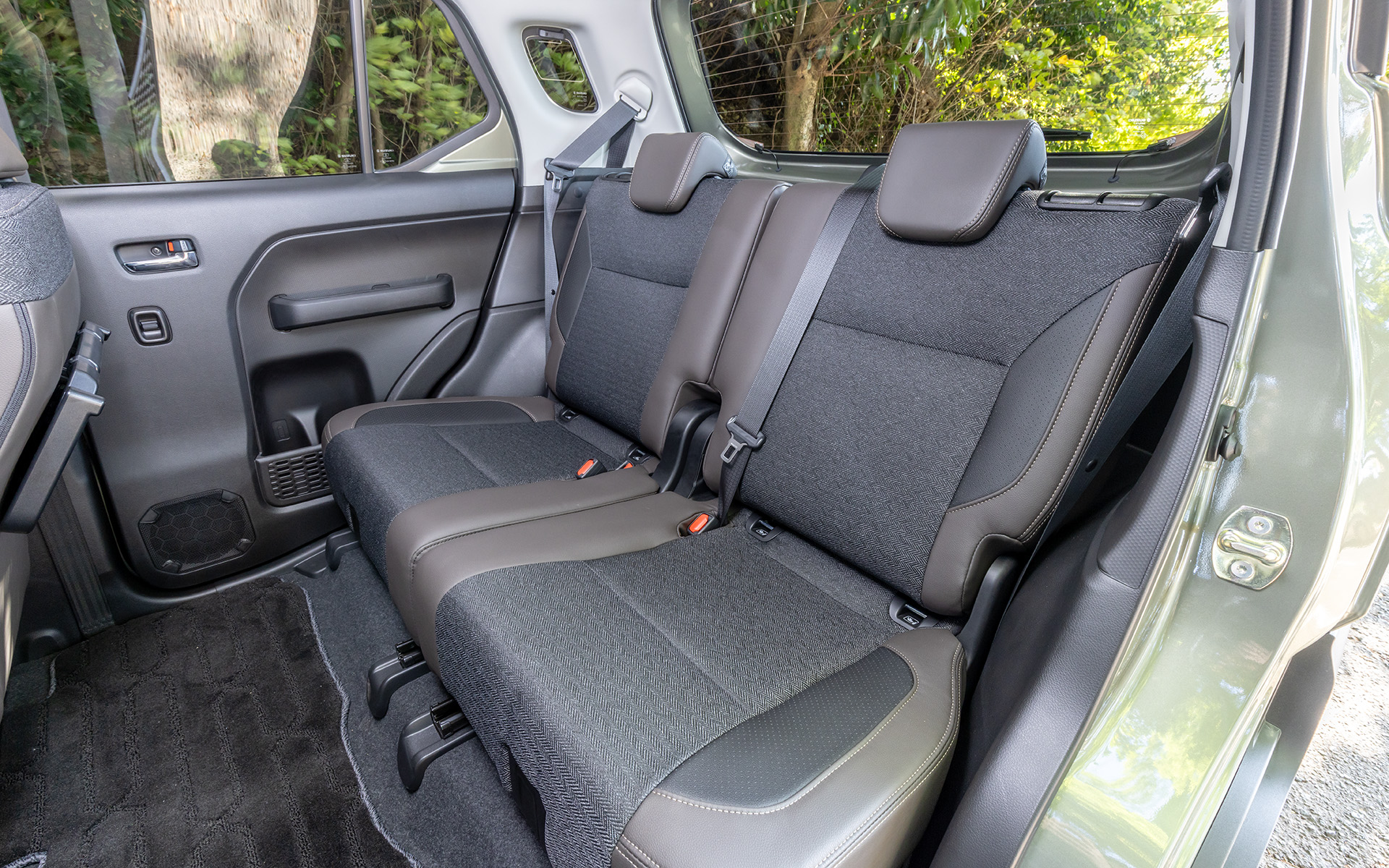 HYBRID MZのアップグレードパッケージ装着車はブラウンステッチ入りのレザー調＆撥水ファブリックシートを採用。リアシートは165mmのスライドやリクライニングができる