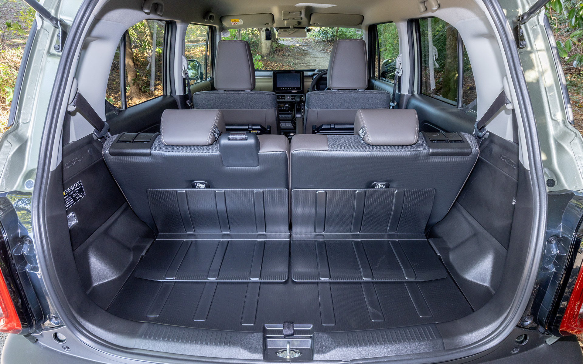 HYBRID MZは防汚タイプラゲッジフロアを標準装備。後席背面も防汚タイプとなるので、汚れてもサッとふき取れて手入れしやすくなっている