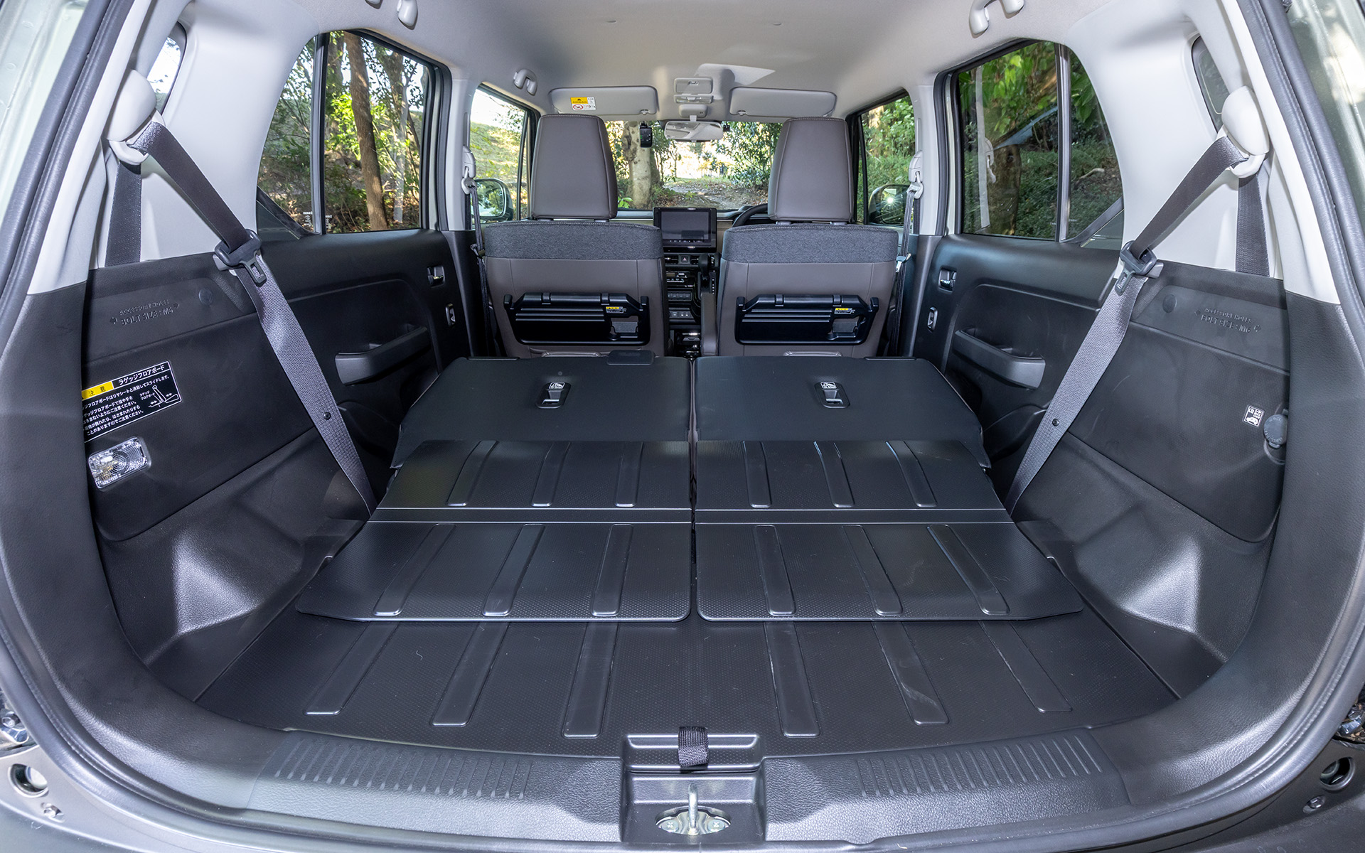 HYBRID MZは防汚タイプラゲッジフロアを標準装備。後席背面も防汚タイプとなるので、汚れてもサッとふき取れて手入れしやすくなっている