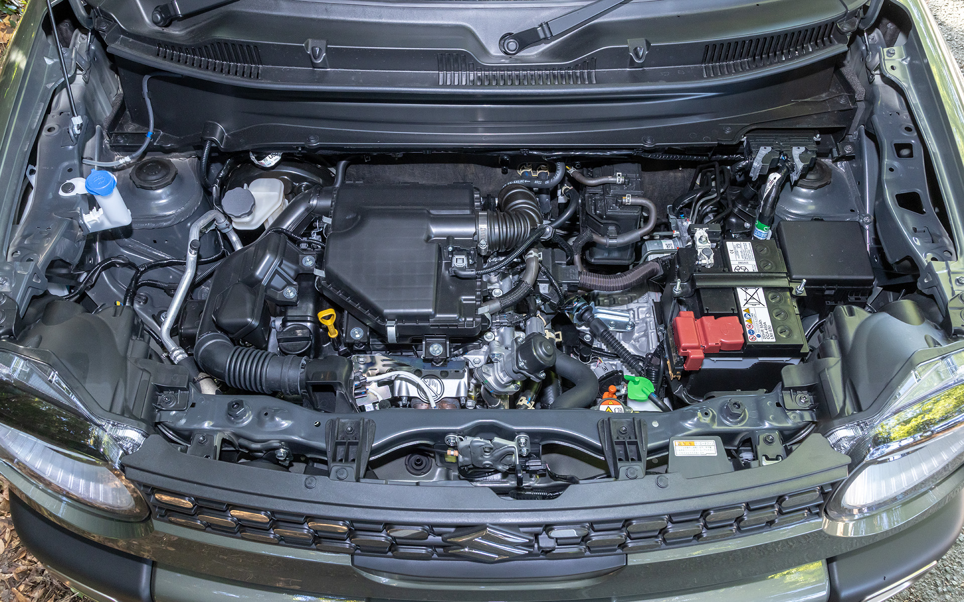 最高出力59kW（80PS）/5700rpm、最大トルク108Nm（11kgfm）/4500rpmを発生する直列3気筒1.2リッター「Z12E」型エンジンをクロスビーとして新採用。ハイブリッドシステムでは、新たに最高出力2.3kW（3.1PS）/1100rpm、最大トルク60Nm（6.1kgfm）/100rpmを発生する「WA06D」モーターが搭載された。HYBRID MZ 4WDモデルのWLTCモード燃費は21.0km/L