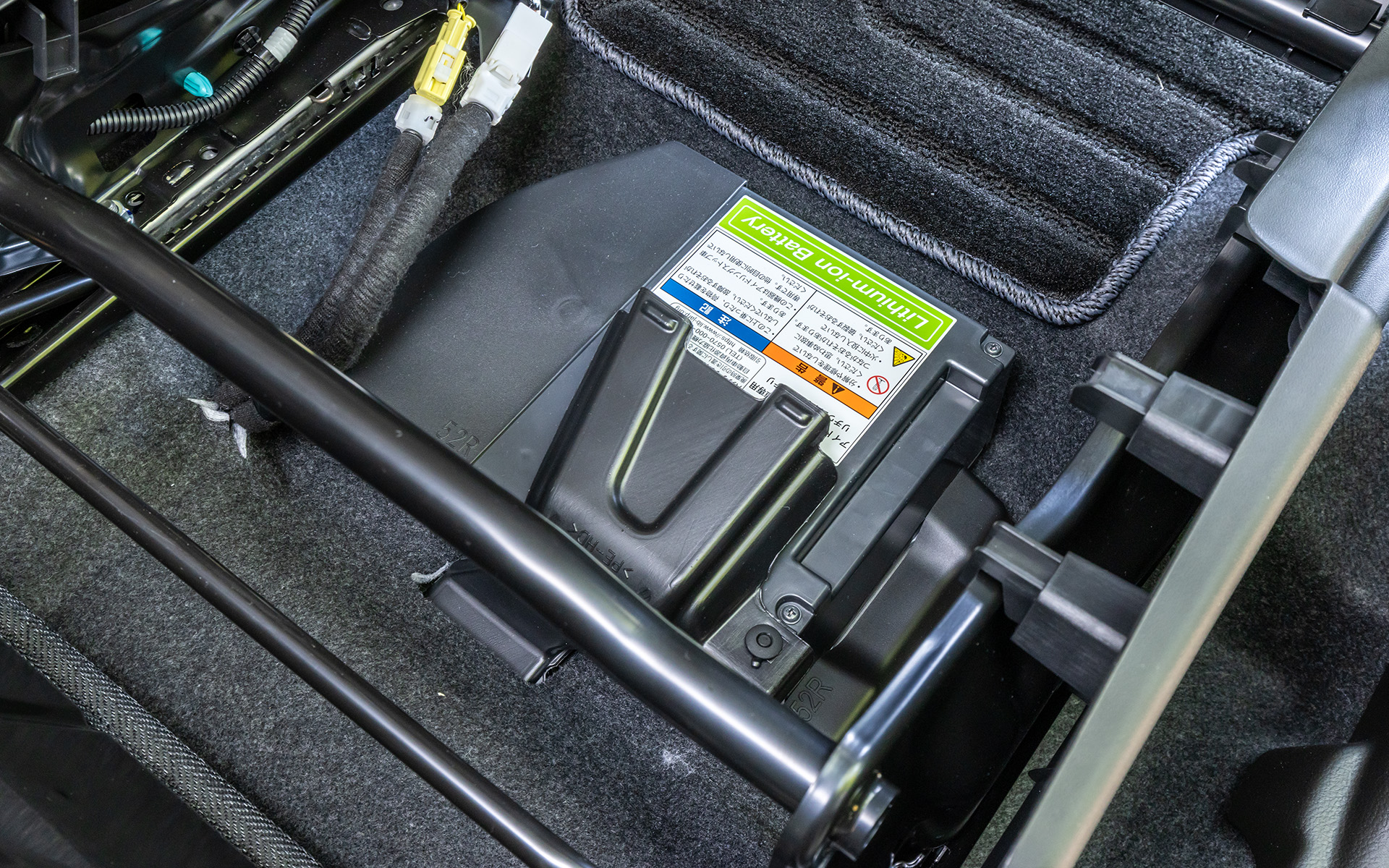 助手席下にハイブリッド用の電池（3Ah）を収納する