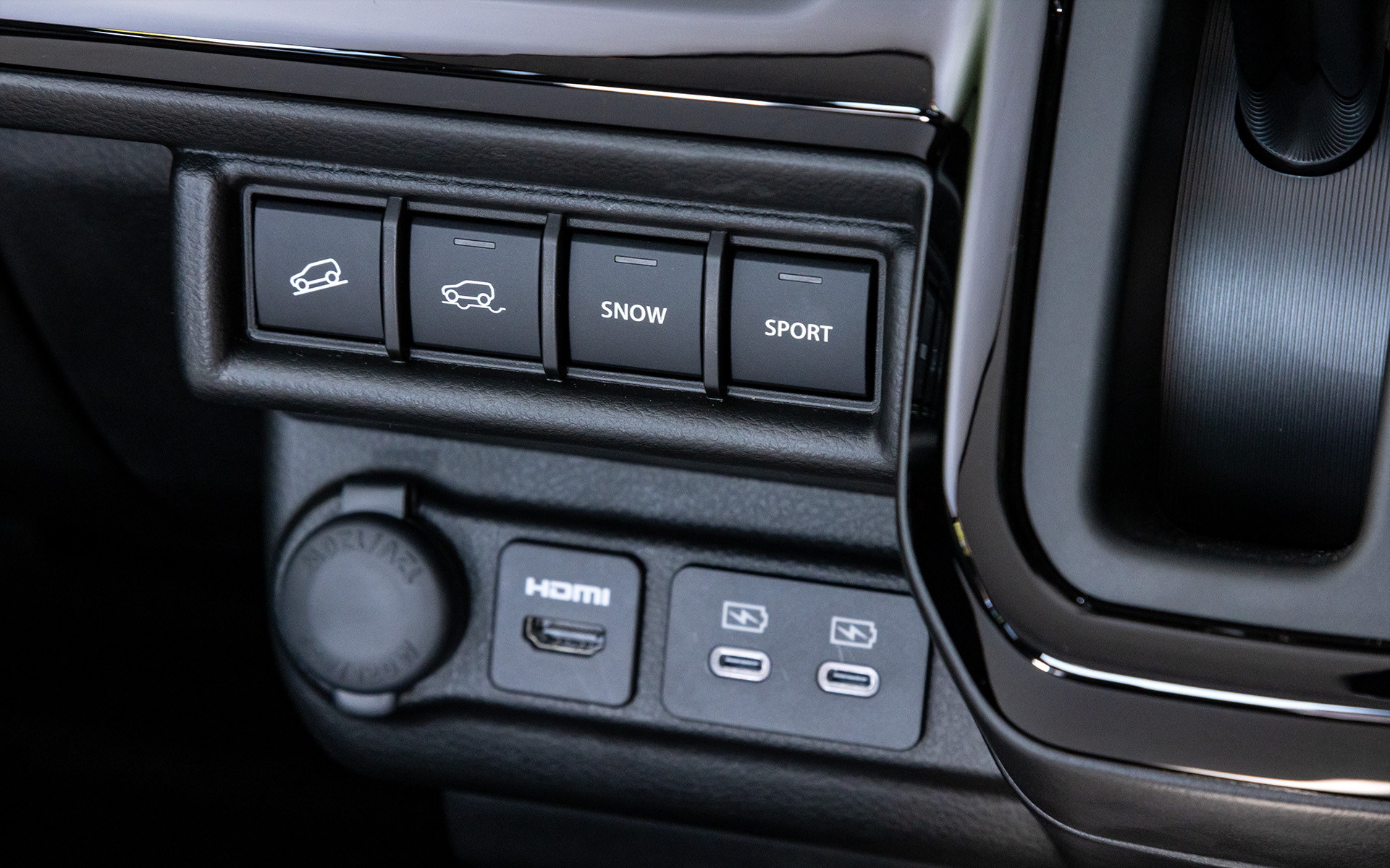 スポーツモード、スノーモード、グリップコントロール、ヒルディセントコントロールの4モードを設定。HYBRID MZは2WDモデルにも設定される（HYBRID MXは4WDモデルのみ）