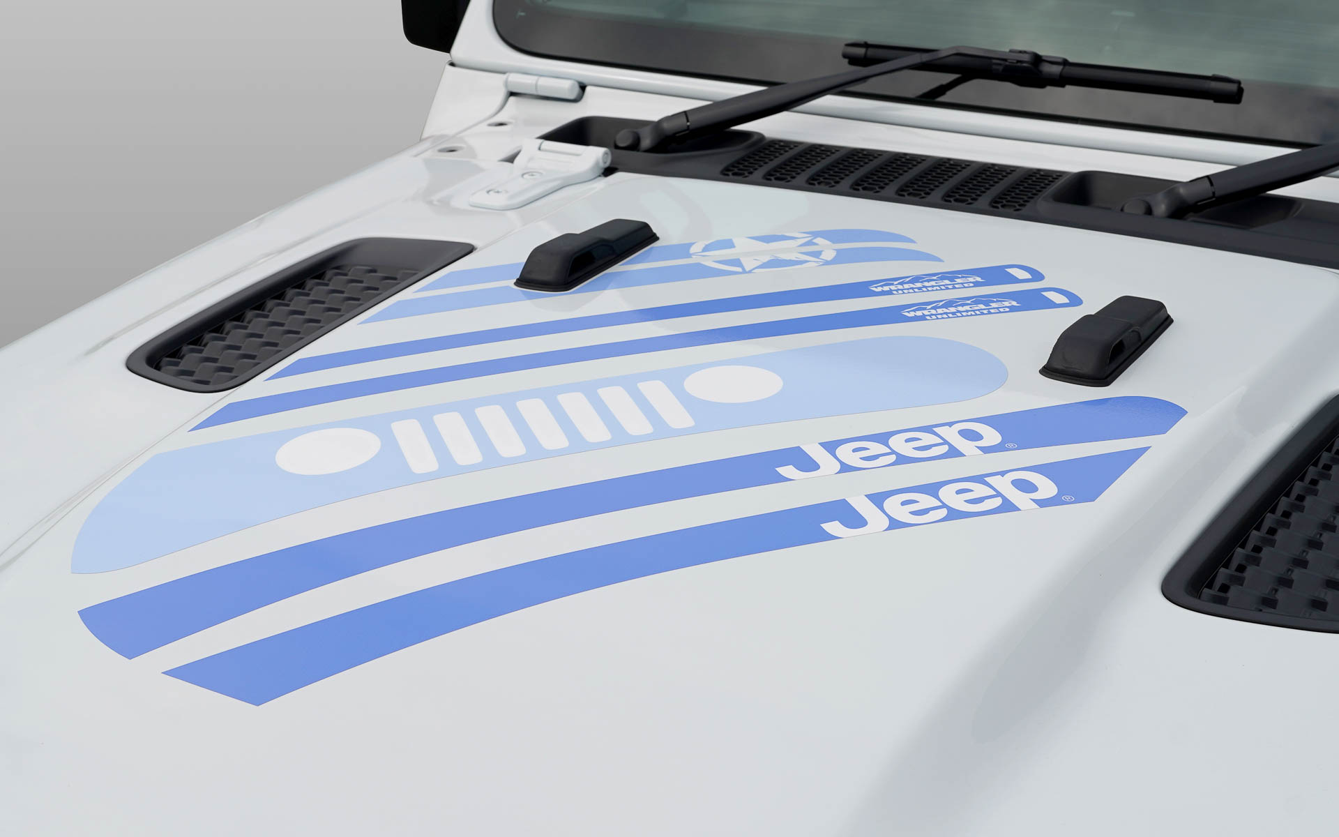 スノーアクティビティからインスピレーションを得た遊び心あふれるデカールなどを採用