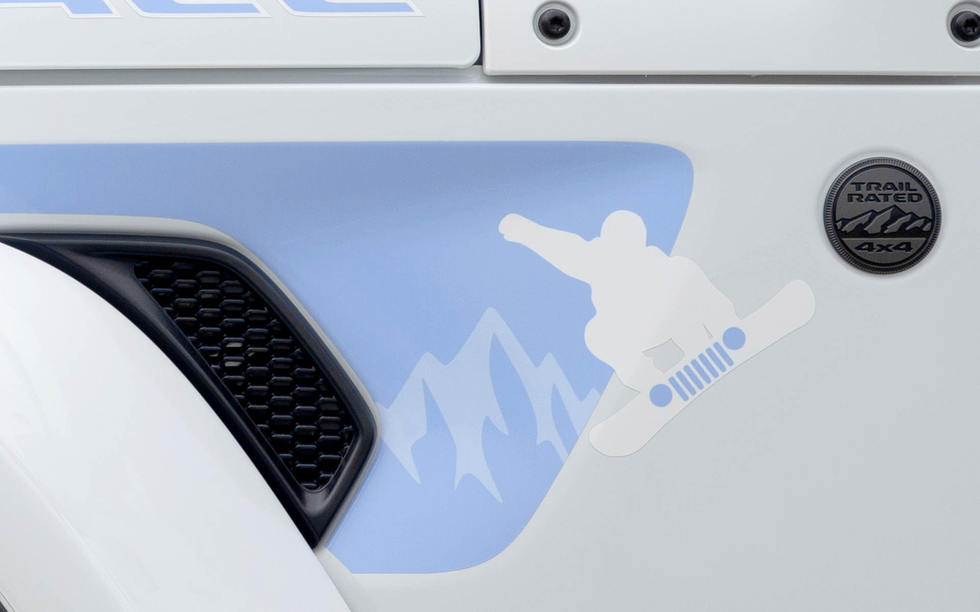 スノーアクティビティからインスピレーションを得た遊び心あふれるデカールなどを採用