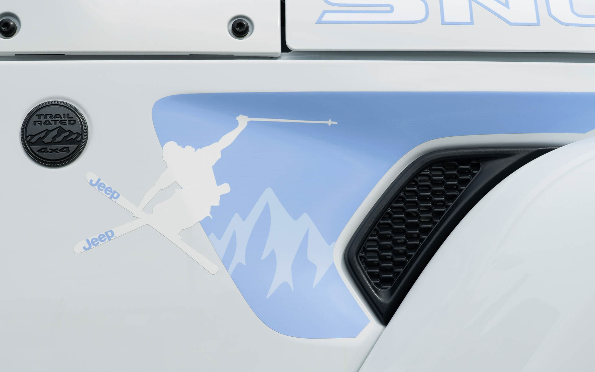 スノーアクティビティからインスピレーションを得た遊び心あふれるデカールなどを採用