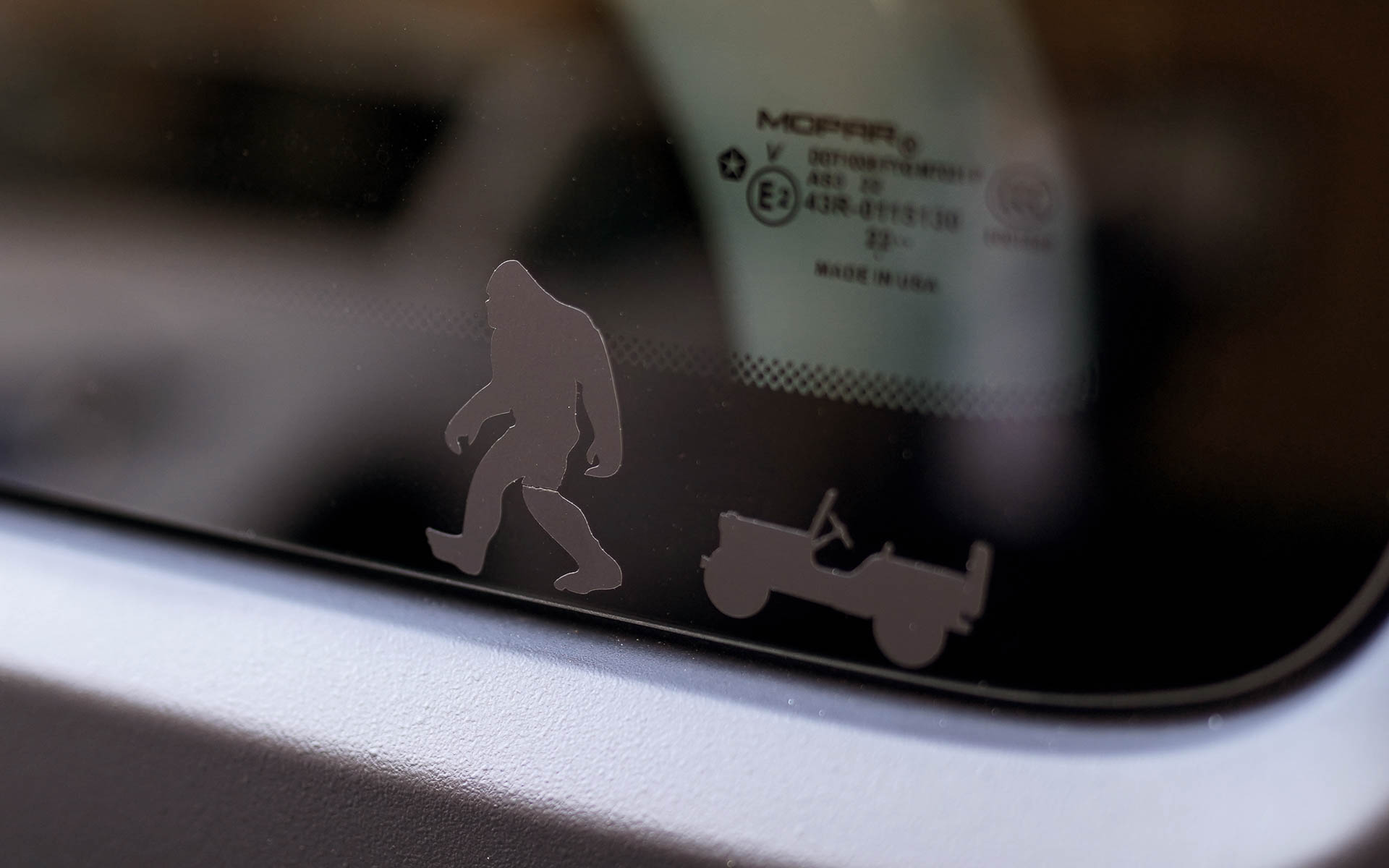 スノーアクティビティからインスピレーションを得た遊び心あふれるデカールなどを採用