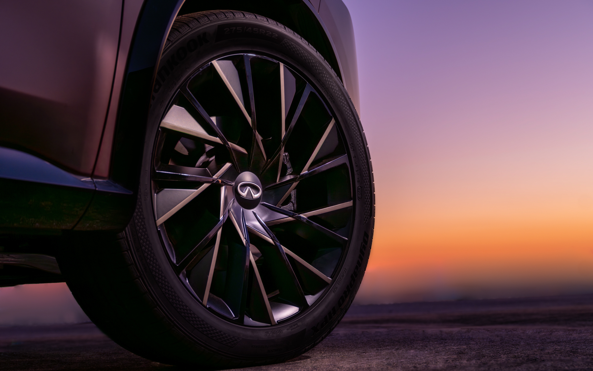 22インチホイールはねじれたスポークでスピード感を演出している