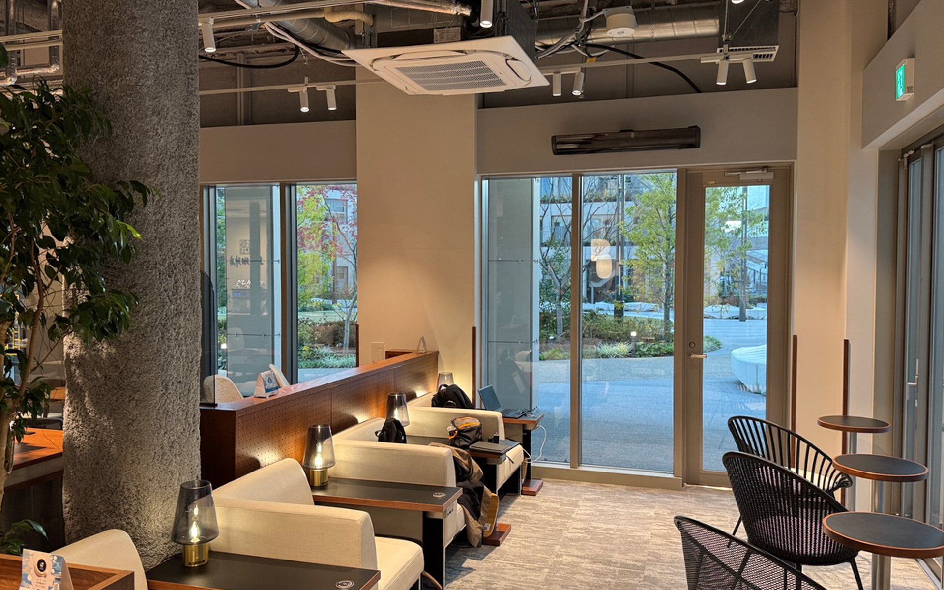 UCCがウーブン・シティ内で運営しているカフェは、とってもモダンでゆったり過ごせそうな雰囲気。アプリで事前に希望した人のみ、映像解析してデータを研究するそうです