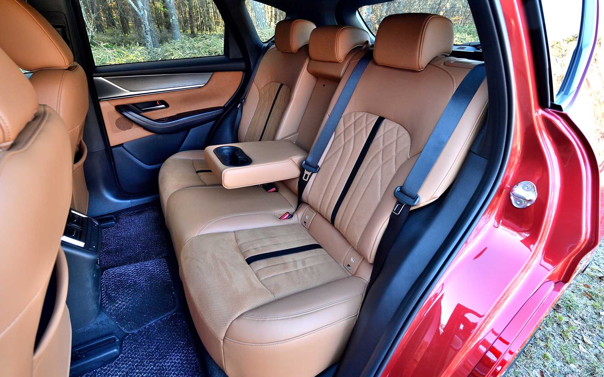 インテリアは上質さが感じられるタン内装