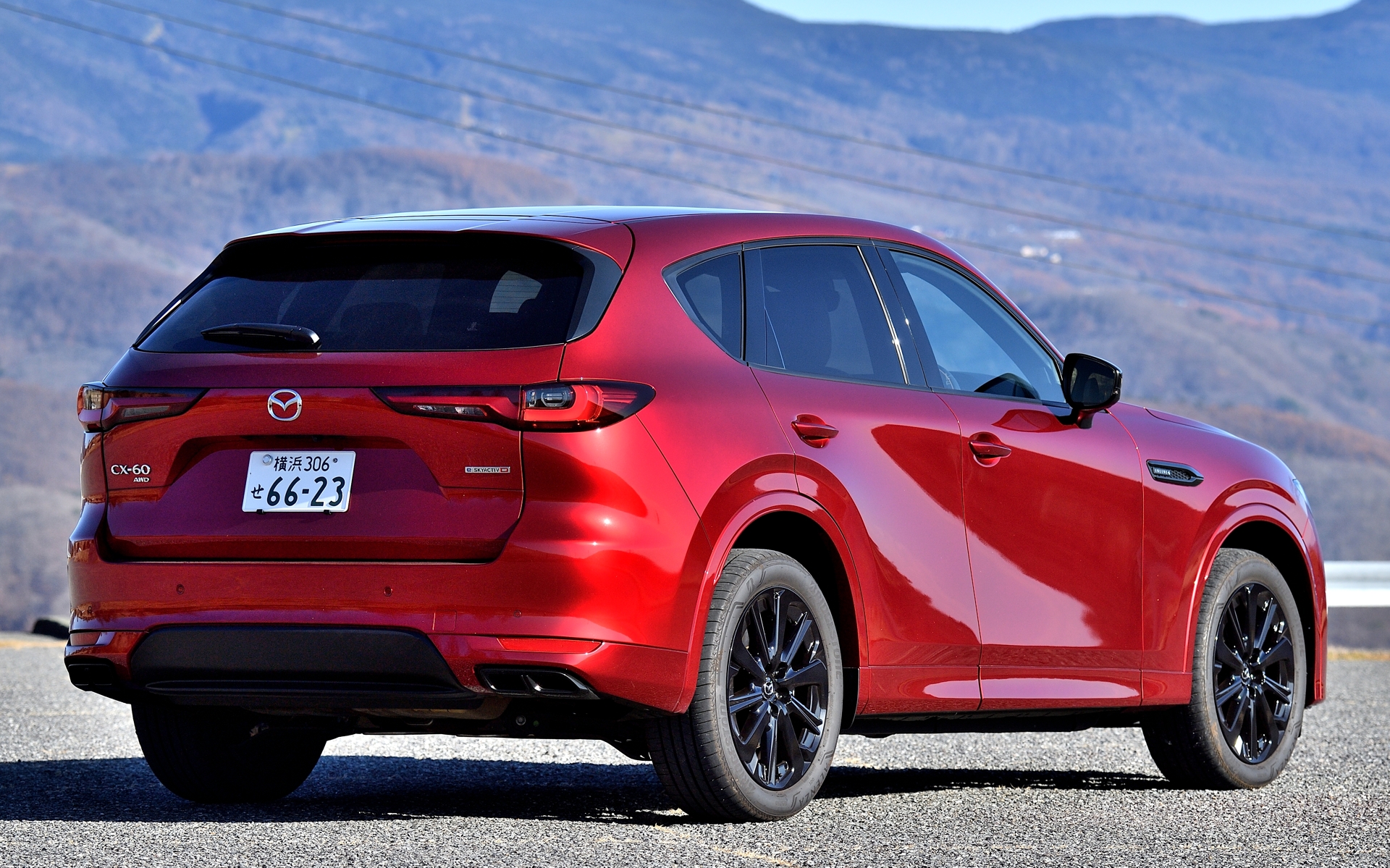 今回試乗したのは2025年2月21日に発売された「CX-60」の改良モデル。グレードは「XD-HYBRID プレミアムスポーツ」（574万7500円）でボディサイズは4740×1890×1685mm（全長×全幅×全高）、ホイールベースは2870mm